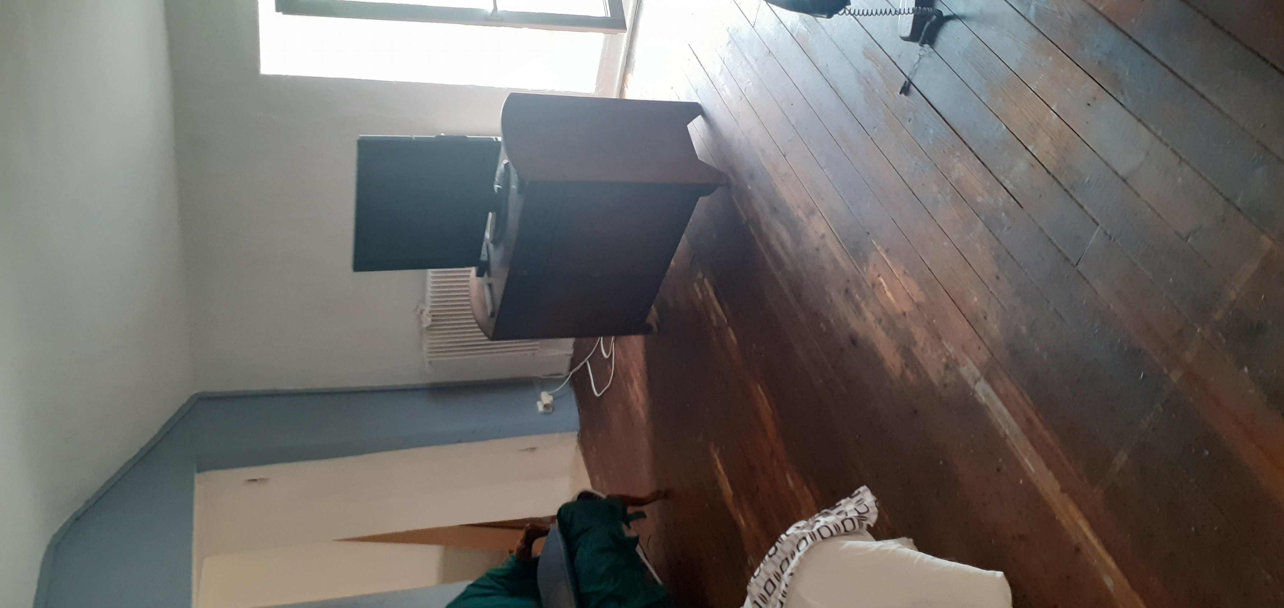 Vend magasin de brocante dans le village clunisien de bois Sainte marie en saone et loire ,très touristique par ses châteaux et ses églises romanes ,à cela s'ajoute une habitation composé de 6 pièces pour une surface de 155 m2 ,+des dépendances de 180 m2,et un grenier de 60 m2 aménageable, avec une cour de 650 m2 ,gros potentiel pour cette activité qui tourne depuis 7ans ,mais peux être changer de destination( bar pizza,ou autre vu son emplacement stratégique   ,le stock peux être vendu avec ou séparer