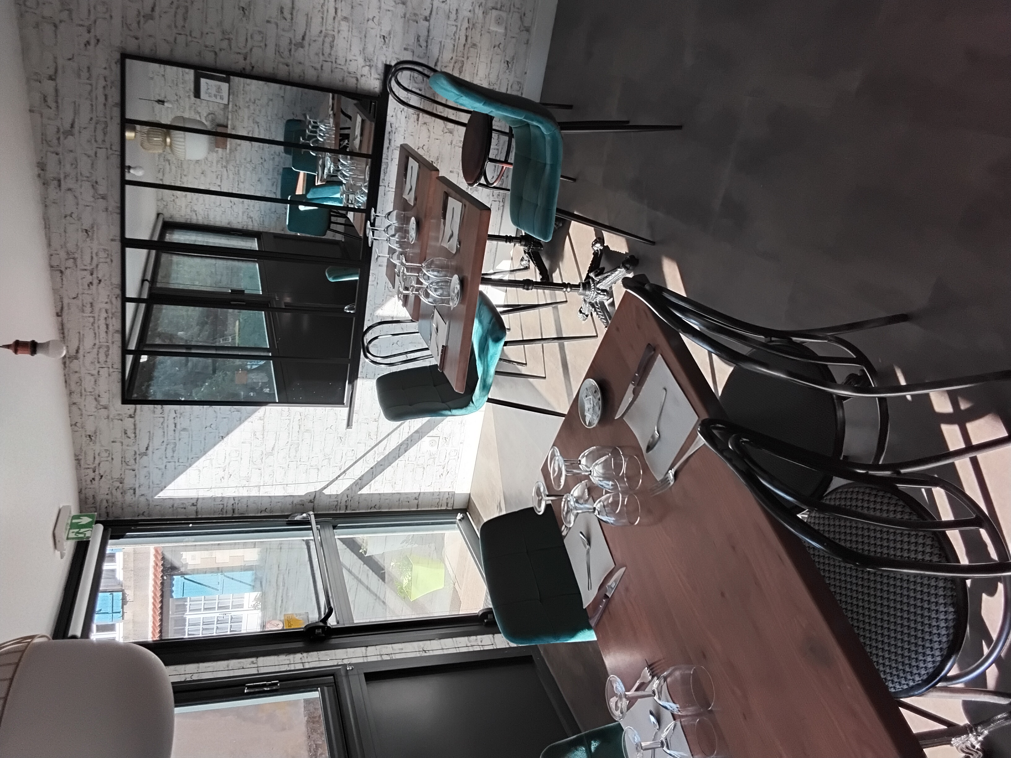 URGENT
A vendre cause retraite, un fonds de commerce bar-restaurant-multiservices situé dans le village de Millac (86) au bord de la Vienne, proche de 2 villes de 1200 habitants avec toutes commodités et à 1 heure de Poitiers, Angoulême et Limoges.
DESCRIPTIF : 
L’établissement a été complètement rénové en 2020. Vous pourrez donc vous installer dans un local parfaitement adapté. Celui-ci est composé d'une salle de restaurant de 40 m2, d'un bar 46m2(+ terrasse 15 places), et d'un espace épicerie de17 m2.
La cuisine a été créée en 2017 et du matériel neuf a été installé chaque année. L'espace avec la réserve fait 17m².
Il n'y a donc ni travaux ni investissement à prévoir.
Les murs appartiennent à la mairie avec un loyer très modique de 200 € par mois
Vous avez la possibilité de louer un appartement de 120m² en parfait état situé au-dessus du restaurant.
Le chiffre d’affaires reste stable avec une clientèle fidèle.
Le prix du fonds est fixé à 25000 EUROS.