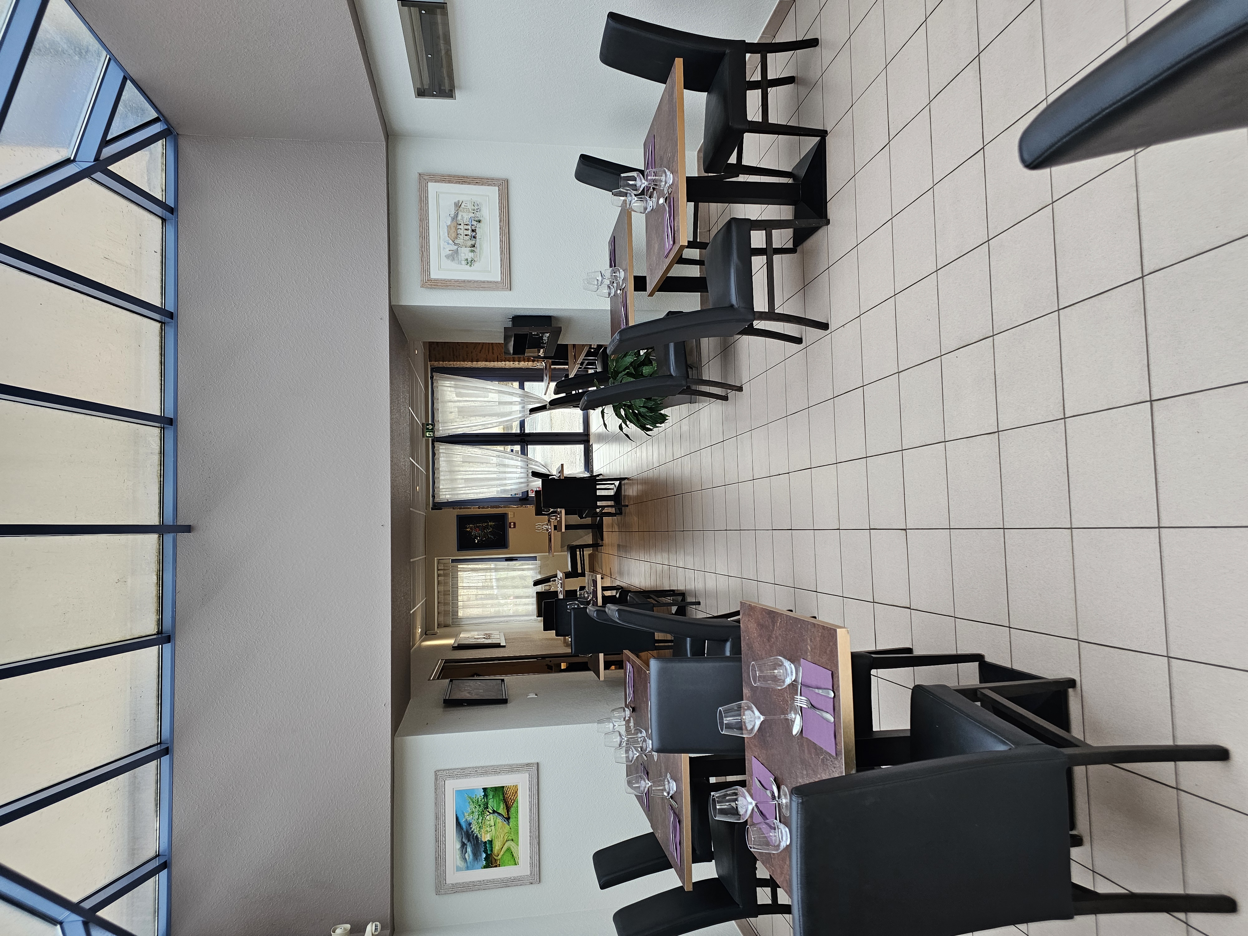 Vends (cause retraite) fond de commerce bar restaurant licence 4 avec les murs 
Très belle affaire à reprendre située sur un axe passant proche de pompadour (cité du cheval)
Établissement construit à neuf en 2011
Cuisine 50m2 environ 2 salles 1 sous verrière terrasse de 55 places 
Aucun travaux à prévoir 
A l'étage bureau et salle de bains existants et possibilité d'aménager un plateau 85m2