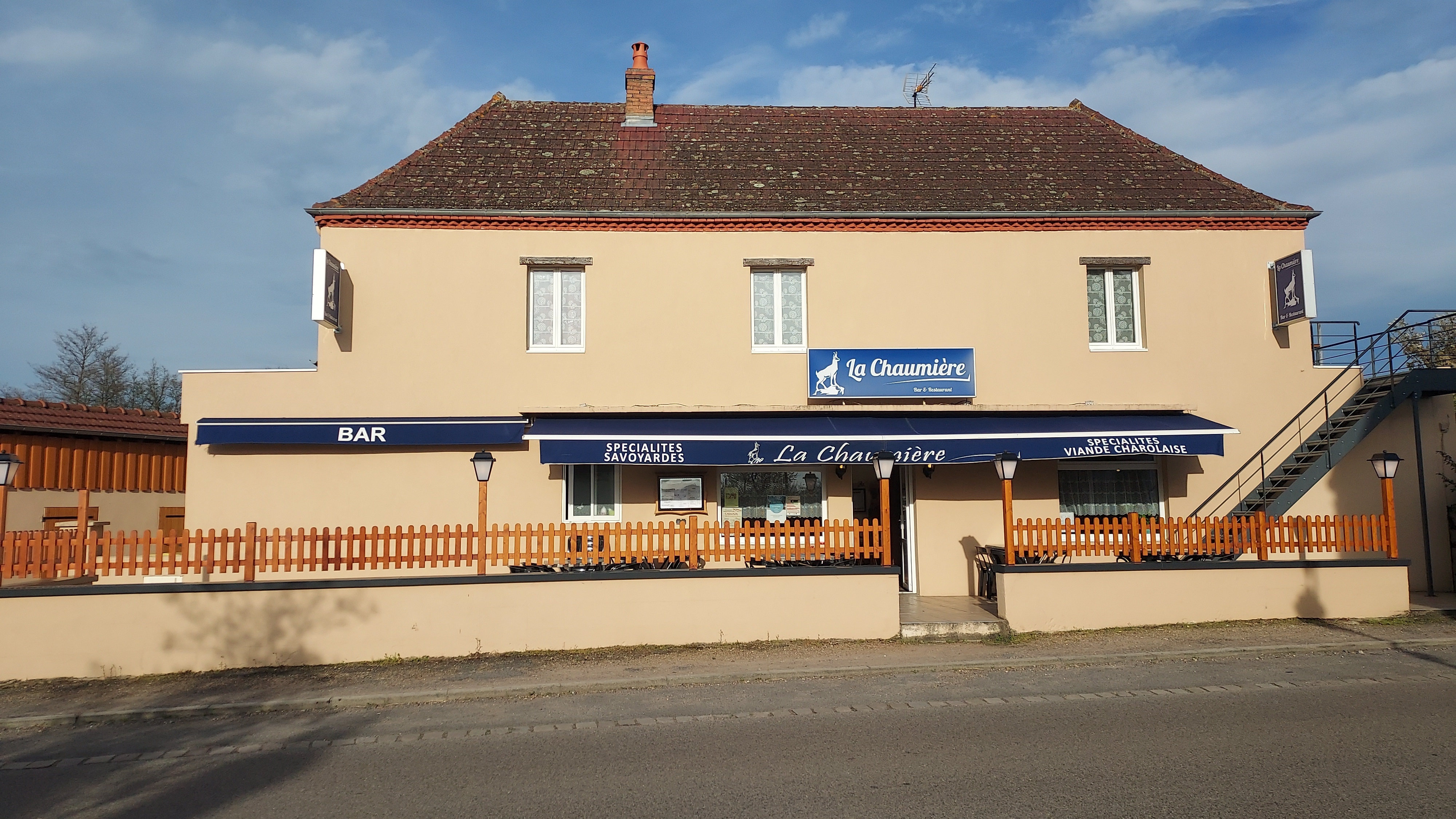 Comprenant 2 bâtiments sur un terrain de 1925 m² :
1) Bâtiment principal
- Entièrement isolé par des artisans Qualibat RGE (menuiseries extérieures changées en 2019, combles perdues en 2021 et façades en 2022).
- 1er étage (107 m²) :
Appartement comprenant cuisine ouverte sur salon (50 m²), 3 chambres (11 m² et 2x14 m²), Salle de bains, 2 WC séparés et une terrasse plein sud de 13 m². Rénovation totale en 2024 : Plomberie, électricité neuves aux normes. Faux-plafonds, cloisons, portes intérieures et parquets neufs. Idéal pour la famille du gérant ou pour une colocation des salariés du restaurant.
- Rez-de-chaussée (170 m²) :
Salle du bar avec grand comptoir et cheminée (35 places assises), sanitaire aux normes PMR, Cuisine et plonge entièrement remises aux normes (2020) avec branchement au gaz naturel, 2 salles de restaurant (70 places assises), vestiaire personnel.
- Cave (20 m²)

2) Dépendance 130m²
Elle est séparé du bâtiment principal par une allée pouvant servir de parking personnel. Bâtiment non isolé, façades refaites et les portes extérieures changées en 2023. Il comprend des réserves pour le restaurant, la chambre froide (2020), la buanderie, l'atelier et un 2ème comptoir donnant directement sur la terrasse coté jardin et le terrain de pétanque.
 
3) Extérieur
2 terrasses (55 m² coté route et 78 m² coté jardin avec grand barbecue), terrain de pétanque 280 m² en partie ombragé, parking privé 600 m² et une terrain de 300 m² pouvant servir de potager, ou agrandir le parking par exemple.

Établissement adapté pour organiser d'éventuels concours de pétanque, concerts, mariages, etc …
Murs (terrain compris) 350 000€
Fond de commerce 188 000€
Loyer total éventuel 1700€ HT mensuel
Visites possibles