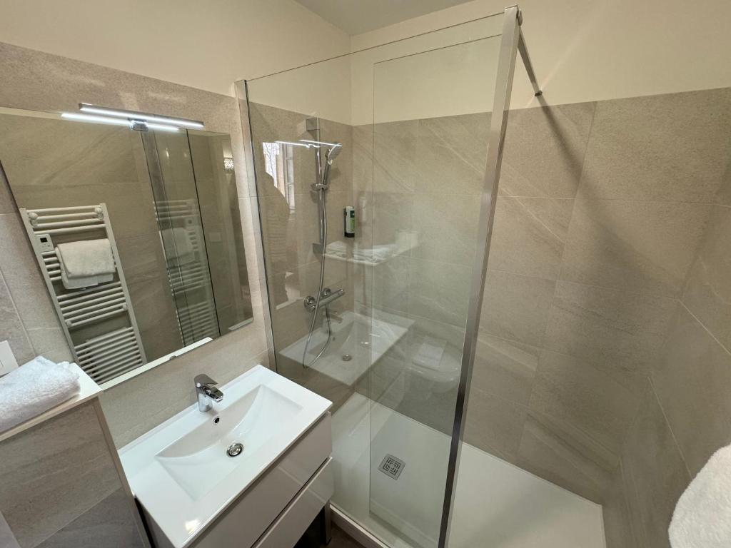 À vendre – Fonds de commerce Hôtel-Restaurant-Bar. Dernier commerce de la commune. Situé au cœur de Villeneuve-sur-Tarn, cet établissement de charme bénéficie d’un emplacement stratégique et d’une clientèle fidèle, à la fois locale et touristique.
L’ensemble comprend :
Un hôtel de 12 chambres confortables, bien entretenues et prêtes à l’exploitation, une piscine couverte.
Un restaurant avec salle accueillante et cuisine fonctionnelle
Une agréable terrasse ombragée, idéale pour la belle saison
Un bar avec licence IV, offrant de belles perspectives de développement
L’affaire est exploitée depuis 35 ans sous forme de SNC (Sudre et Reignier) et présente un fort potentiel de croissance, notamment en développant l’activité restauration ou événementielle.
Établissement clé en main, parfait pour un couple de professionnels souhaitant reprendre une activité dynamique dans un cadre agréable au cœur d’un petit village.
Dossier complet et informations financières sur demande.
Prix : à discuter
Contact : Pascal Sudre 0648589726