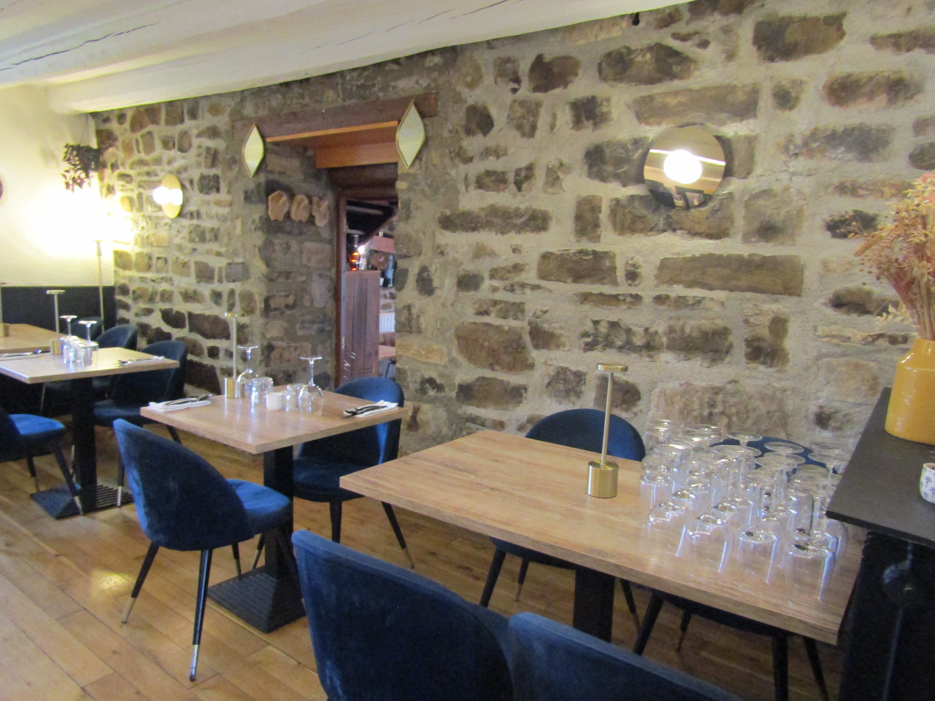 À seulement 10 minutes de Mende, dans un cadre verdoyant, ce restaurant ouvert à l’année est proposé à la reprise en location-gérance.
Seul commerce du village, l’établissement bénéficie d’une excellente visibilité et se distingue par sa façade en pierre de caractère. Il dispose d’une solide notoriété et d’une réputation bien établie sur le secteur. 
La capacité d’accueil permet une exploitation à deux personnes ou davantage. Les salles intérieures offrent environ 45 couverts, complétés par une terrasse ombragée pouvant accueillir environ 24 couverts supplémentaires.
Exploité en tant que restaurant depuis plusieurs décennies, l’établissement bénéficie d’une activité régulière tout au long de l’année.
Développé depuis 6 ans autour d’une offre bistronomique, le restaurant peut continuer cette activité ou évoluer vers un autre type de restauration : crêperie, bar…
La reprise comprend la location des murs commerciaux, d’un appartement de fonction de 120 m² ainsi que du fonds de commerce (nom commercial et licence IV), pour un loyer mensuel de 1 200 € (Location gérance).
Le local est proposé nu. L’acquisition et l’installation de l’ensemble du mobilier, du matériel d’exploitation et des équipements nécessaires à l’activité restent à la charge du locataire-gérant.