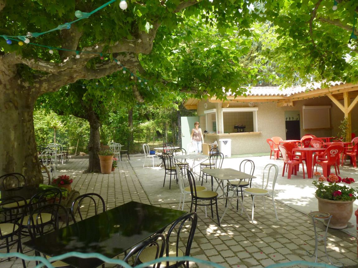 La commune de Barret sur Méouge – 05300, village de 200 habitants, situé à  la sortie des Gorges de la Méouge, à 30 minutes de la ville de Sisteron, recherche gérant(e)s pour son auberge communale.
L’établissement très récent, qui bénéficie du label Bistrot de Pays, comprend un bar, une salle de restauration avec terrasse et baies vitrées (environ 30 couverts), ainsi qu’une grande salle de restauration de 75 couverts utilisable sur demande, 7 chambres d’hôtel, une terrasse plein air équipée d’une cuisine snack de 30 à 40 couverts, un appartement de fonction T3 (possibilité T4), un parking privé, le tout dans un cadre naturel et touristique.
Montant du loyer : 1885€ TTC/ mois plus charges 120€ TTC.
L’établissement est disponible au 1er décembre 2025.
Vous êtes qualifié et expérimenté en restauration et souhaitez vous investir dans un projet articulé sur la convivialité et la valorisation des produits locaux, adressez au plus vite votre candidature :
CV + Lettre de motivation à la mairie de Barret sur Méouge, place du village – 05300 Barret sur Méouge.