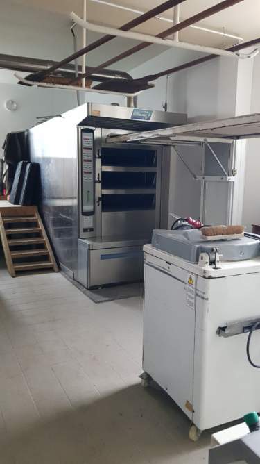 🥖 Notre commune de Truttemer le grand cherche son/sa boulanger(e) ! 🥐

Après le départ de notre boulanger, la commune est à la recherche d’un(e) boulanger(e) passionné(e) pour faire vivre (ou revivre) la boulangerie du village ❤️

Les habitants sont impatients de retrouver leur boulangerie ! Ici, on aime le bon pain, les viennoiseries croustillantes et surtout le commerce de proximité. La clientèle est fidèle, l’ambiance conviviale.  

✨ Pourquoi s’installer chez nous ?

✔️ Une commune accueillante et dynamique : 650 habitants, 1000 véhicules jour, d'autres commerces présents, associations, écoles à proximité, plusieurs zones pavillonnaires et de nombreux projets pour continuer à développer l'attractivité de la commune. 
✔️ Une vraie demande locale de préserver nos commerces de proximité (boulangerie la plus proche à 10 kms). 
✔️ Un atelier de production équipé de l'ensemble du matériel nécessaire à la fabrication et totalement restauré en 2026
Présence d'un logement au dessus de la boulangerie (5 chambres). 
✔️ Un accompagnement possible pour l'aide à l’installation et un loyer attractif. 

👩‍🍳👨‍🍳 Profil recherché :

Boulanger(e) artisan(e) passionné(e), avec l'envie d’entreprendre et de s’ancrer dans la vie de la commune en milieu rural. 

📩 Intéressé(e) ou vous connaissez quelqu’un ?