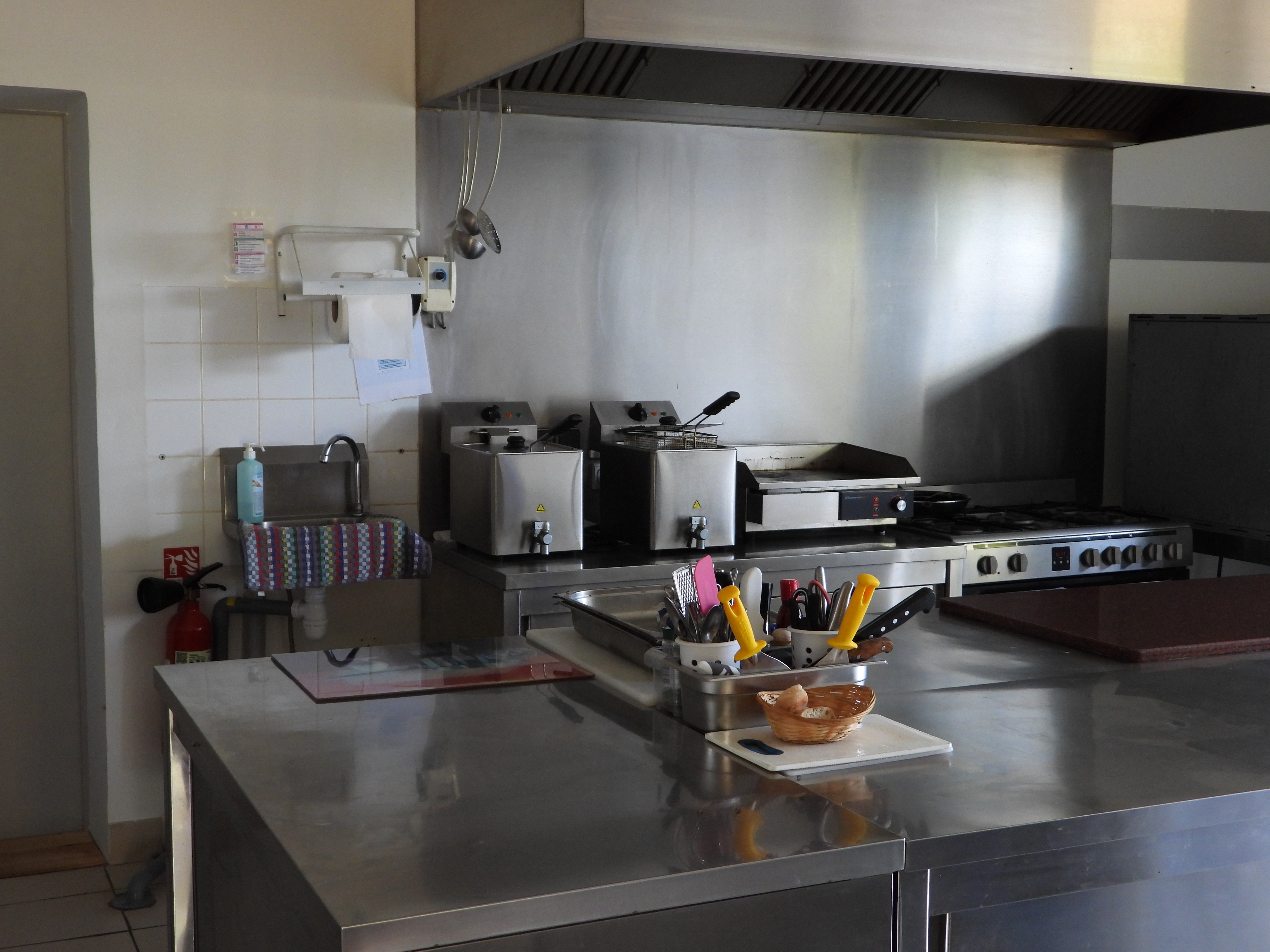 À Val-d’Oire-et-Gartempe, dans un environnement naturel privilégié, découvrez un ensemble immobilier rare réunissant activité professionnelle et cadre de vie remarquable.
Le restaurant bénéficie d’une très belle vue dégagée sur un plan d’eau, offrant un cadre particulièrement apprécié de la clientèle.
(L’étang visible depuis le restaurant est distinct de l’étang inclus dans la propriété.)

L’ensemble comprend :
• Restaurant en activité
• Salle intérieure de 26 couverts
• Terrasse couverte permettant 40 à 60 couverts supplémentaires
• Espace extérieur exploitable en saison estivale
• Cuisine professionnelle entièrement équipée, matériel en très bon état
• Bâtiment parfaitement entretenu
• Grande dépendance
À l’étage, une habitation d’environ 120 m² en parfait état :
• Trois chambres
• Grand séjour lumineux
• Salle d’eau
• WC

En complément :
• Gîte indépendant (mobil home aménagé) générant un revenu locatif
• Plus de 5 hectares de terrain attenants
• Étang privé aux normes inclus dans la propriété
• Environnement calme, nature omniprésente
L’ensemble est vendu en un seul lot : murs commerciaux, fonds de commerce, habitation et terrains.
Les éléments comptables (chiffre d’affaires et résultats) seront communiqués lors d’un premier échange sérieux.
Un point pourra être étudié concernant la conformité de l’assainissement individuel.
Un bien offrant un potentiel de développement intéressant dans un secteur apprécié pour son cadre naturel.