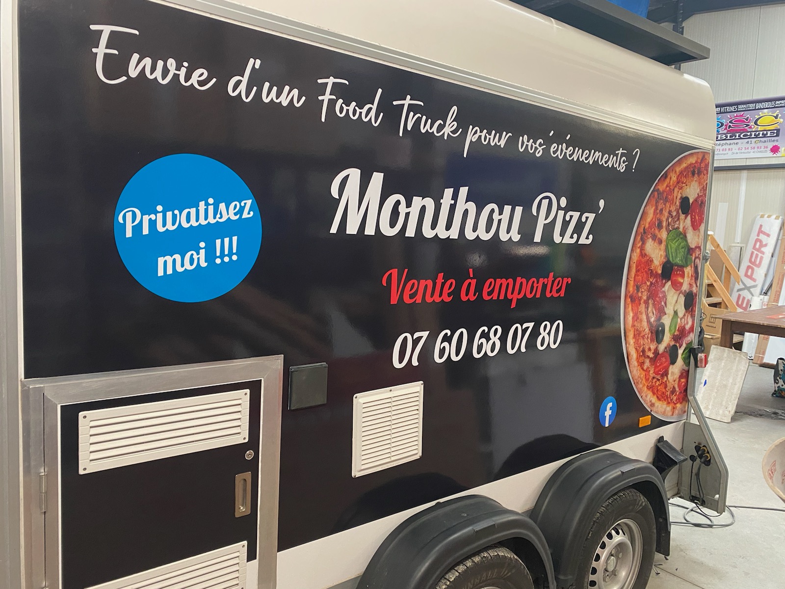 A vendre remorque food-truck pour activité pizza.
Année: 2019
PTAC: 2T

Toute équipée et aménagée
- Four à gaz GGF 4 pizzas de 30 cm
- Tour réfrigérée 3 portes + saladette pouvant contenir 10 bacs GN 1/4 ou 20 bacs GN 1/6
- Comptoir client
- Petit évier avec pompe électrique
- Distributeur de savon
- Nombreux rangements
- Extincteur
- Aspirateur
- Compartiment 2 bouteilles à gaz avec inverseur en extérieur
- Panneaux solaires

Remorque food-truck très fonctionnelle.
Carte grise OK.
Les personnes intéressées peuvent, éventuellement, reprendre ma tournée déjà existante.
Vente pour cause d'un autre projet professionnel.

Il n'y a plus qu'à tracter, vous placer et travailler !!!

Pour plus d'informations et de photos, n'hésitez pas à me contacter.