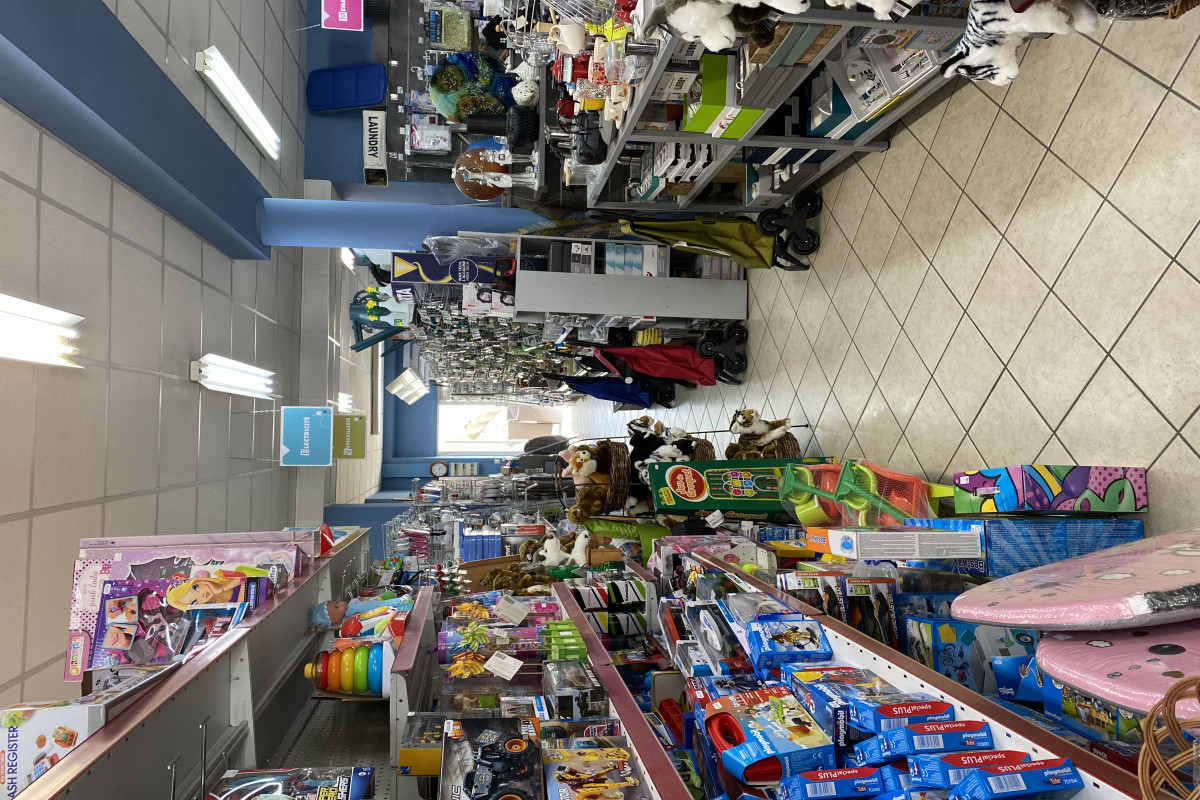 Quincaillerie, droguerie, vaisselle, équipement de la maison, reproductions clés, gravures...

Situé dans les hautes alpes (05), dans la région des pays du Büech.

Mise en vente cause retraite.

Magasin d'une surface de 200M2 + 100M2 réserve, situé sur le boulevard principal du centre ville avec en face le parking.

Local en parfait état, entièrement refait, portes automatiques, monte charge, machine à clés neuve FUTURA PRO, machine à graver.

2 grandes vitrines sur une longueur de façade de 12 mètres.

Potentiel divers de développement.

CA 180000 EUROS HT.

LOYER 1200 EUROS HT AVEC BAIL NEUF.

PRIX DE VENTE: 100000 EUROS POUR LE FONDS DE COMMERCE.