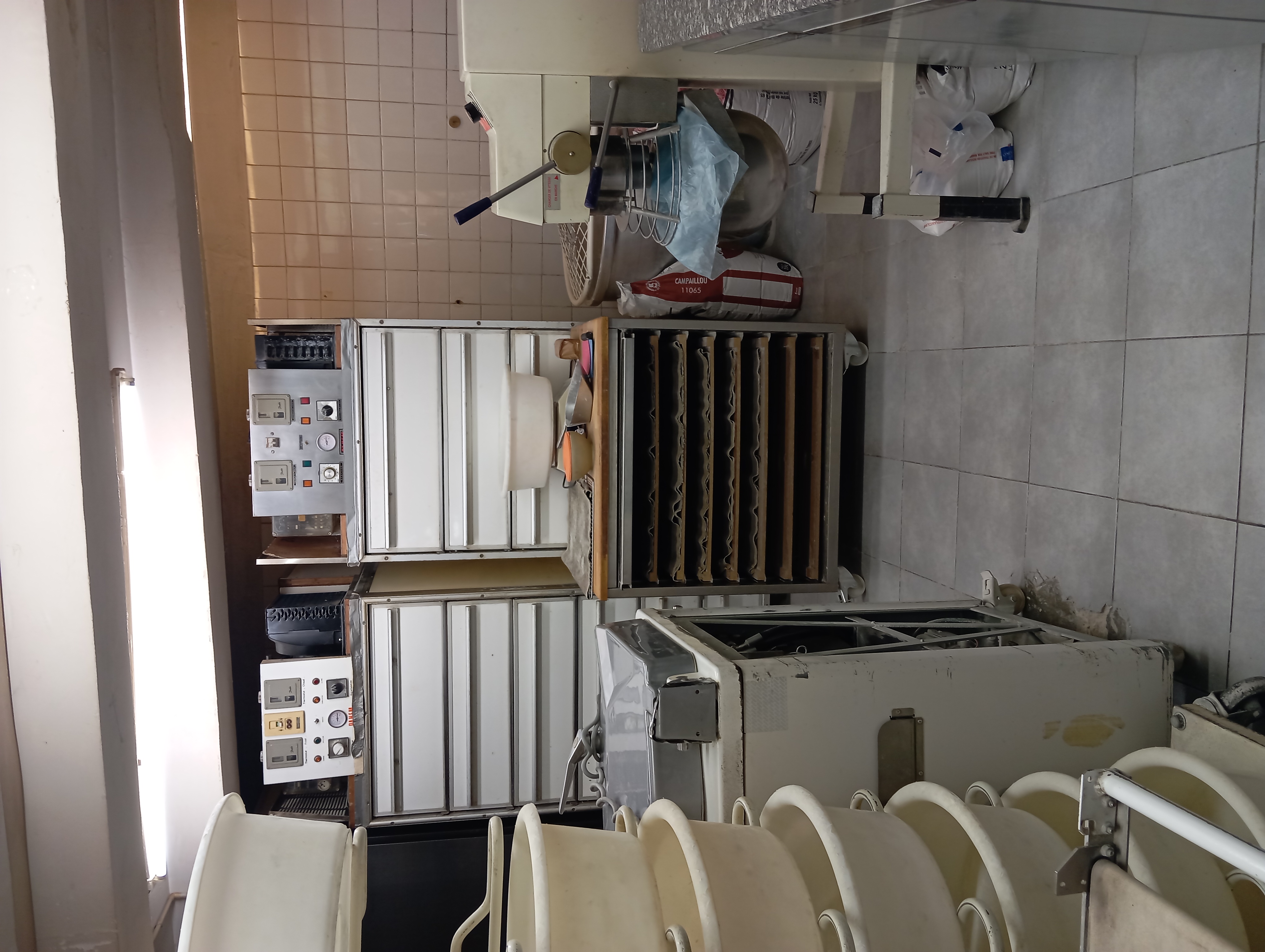 �
� 🏠 PROJET BOULANGERIE – 2 OPTIONS – VÉRITABLE OPPORTUNITÉ. 
�  CA : 75 000 euros 
� Suze-la-Rousse – Drôme provençale 

� LE PROJET 
Boulangerie existante avec clientèle locale, proposée dans le cadre d’un départ à la retraite. 

� Activité aujourd’hui exploitée sur des horaires limitées (uniquement le matin), ce qui explique un chiffre d’affaires en dessous de son potentiel. 

� Affaire sous-exploitée, avec développement immédiat possible : 
élargissement des horaires/ cuisson toute la journée. 
snacking / produits complémentaires. 
meilleure organisation 

� 2 OPTIONS D’ACHAT 

� Option 1 – Fonds de commerce : 15 000 € 

� Installation avec logement inclus, via bail commercial 
� Idéal pour une première installation 
� Faible investissement de départ 

� Option 2 – Fonds + murs : 260 000 € 

� Ensemble complet (commerce + logement) 
� Surface d’environ 200 m² 
� Projet clé en main 

� LE POSITIONNEMENT 

� Ce n’est pas une affaire “faible” 
➡️ C’est une affaire sous-exploitée avec un fort potentiel 
� Historique de chiffre d’affaires plus élevé 
� Marge de progression évidente 

� PROFIL RECHERCHÉ 

� Acheteur avec : 
projet concret (installation ou reconversion sérieuse) 
apport personnel (50 000 euros environ) 
volonté de développer l’activité 

� LES ATOUTS 

✔ Clientèle existante 
✔ Logement inclus 
✔ Faible prix d’entrée possible 
✔ Deux options d’acquisition 
✔ Potentiel immédiat 
✔ Secteur actif 

⚡ OPPORTUNITÉ 

� Idéal pour personne motivée souhaitant reprendre une activité existante et la 
développer rapidement. 
                                 ➡️ Projet sérieux uniquement