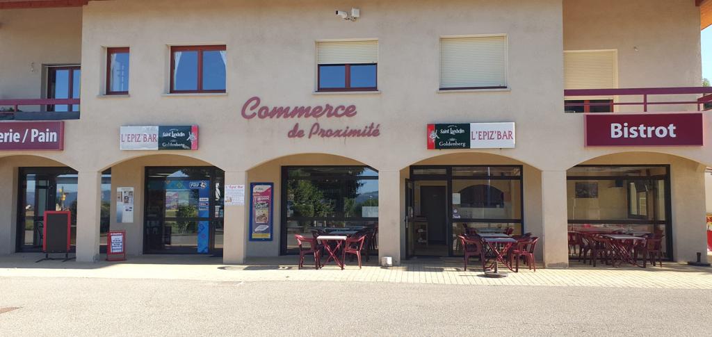 niché au coeur d'un charmant village de la
région de la Bièvre, ce commerce de village combine les attributs d'un bar, d'un restaurant, d'une pizzeria et d'une épicerie, offrant un fort potentiel. Avec une capacité d'accueil d'environ 50 convives, cet établissement dispose également d'un espace de stationnement en face de l'entrée.
Conformément aux normes d'accessibilité pour les personnes à mobilité réduite, cet espace propose une variété de services. En plus des options de restauration, il abrite une épicerie bien approvisionnée, un dépôt
de pains frais et viennoiseries, un point de vente pour les jeux de la Française des Jeux, ainsi qu'une sélection de journaux et de magazines. De plus, il propose des services de retrait et de dépôt de colis, répondant ainsi
aux besoins variés de la clientèle.
Stratégiquement située, cette entreprise englobe une surface totale de 176 mètres carrés. Forte d'une clientèle
locale fidèle et d'un passage régulier, elle se démarque par sa popularité. Les aménagements comprennent deux salles de restauration, l'une pouvant accueillir 30 convives et l'autre 20, toutes deux reliées à un bar. La cuisine, équipée avec des appareils de haute qualité tels qu'un four vapeur et une hotte professionnelle, répond aux besoins opérationnels. Les commodités nécessaires à l'activité, comme la zone de lavage, les
toilettes et l'équipement complet pour la préparation de pizzas (comprenant un grand four et une vitrine réfrigérée), sont soigneusement agencées. En plus des espaces dédiés à la restauration, cette entreprise dispose d'un bureau fonctionnel, de trois toilettes séparées, d'un espace de stockage et d'un garage. Une grande terrasse abritée, pouvant accueillir jusqu'à 50 personnes, complète l'ensemble. En termes de confort, le chauffage au sol et la climatisation par pompe à chaleur sont installés pour assurer une ambiance agréable tout au long de l'année.
Le loyer mensuel pour cet établissement s'élève à 533 euros hors taxes. Si vous êtes à la recherche d'une opportunité exceptionnelle dans le secteur de la restauration et des services, cette offre mérite votre attention.