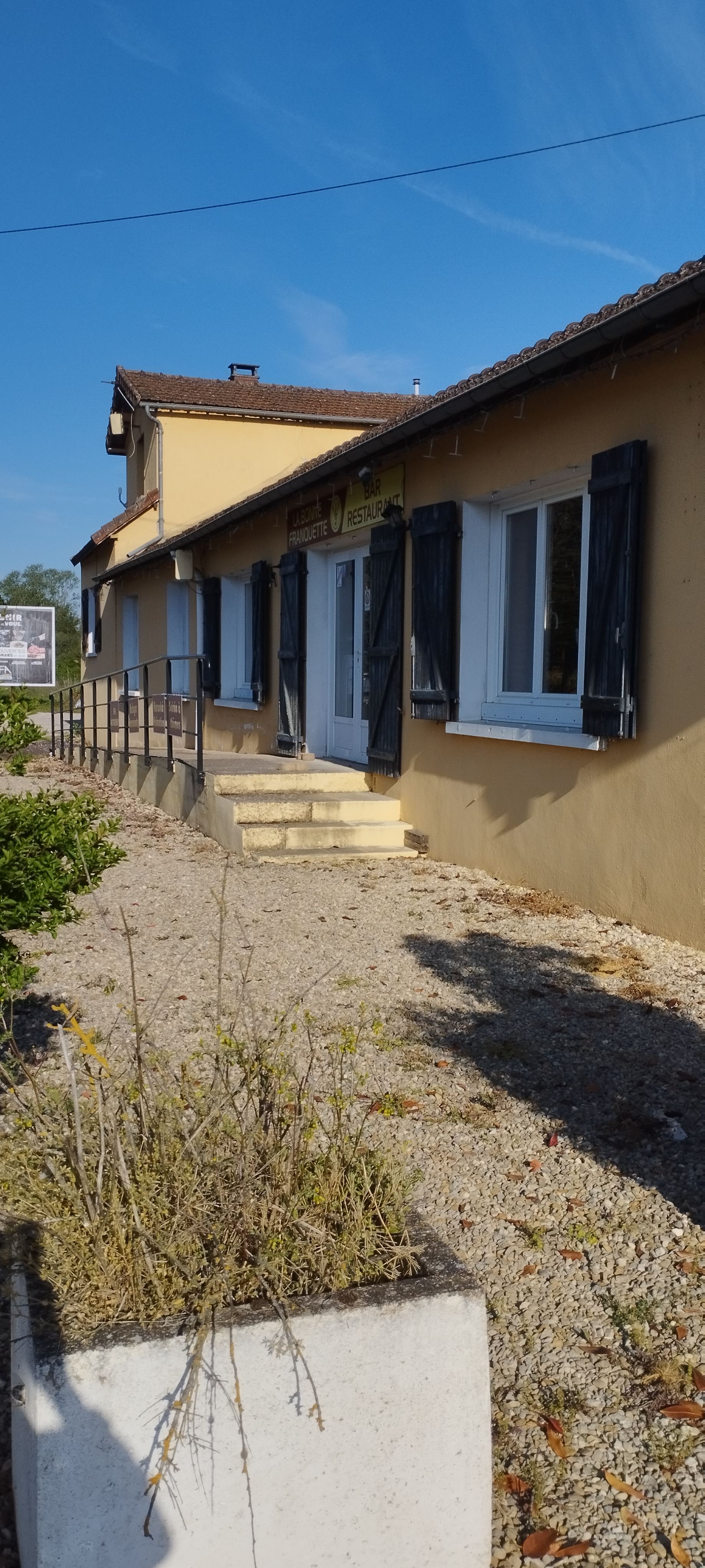 Restaurant traditionnel peut accueillir jusqu'à 50 couverts, grand parking. Situé sur axe principal, aucune gêne de voisinage, nous sommes ouverts principalement les midis, un jour de fermeture, loyer 1200 euros et possibilité d'acheter les murs 
Possède un petit logement 
Possibilité de se développer en ouvrant les soirs 
Vente cause retraite 
Pour tous renseignements nous contacter au 0676219909