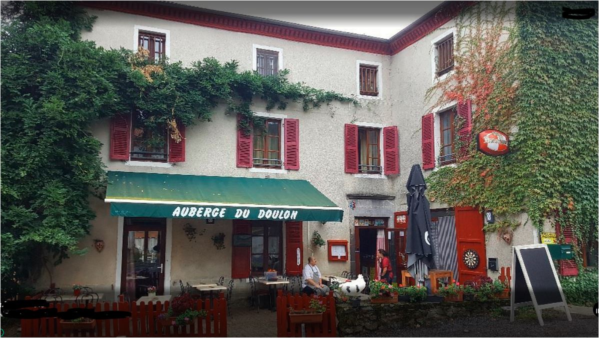 La municipalité de Saint-Didier sur Doulon (43) propose la reprise de son Auberge, avec café restaurant, 5 chambres équipées avec SDB et WC, disponible à compter de l'automne 2024. Ce commerce est situé au coeur du village, dans un maison de village typique des villages d'Auvergne.
Sa clientèle est composée de locaux, de travailleurs sur les routes et en forêt, et d'une clientèle touristique de randonneurs, puisque l'établissement est situé sur le GR Robe de Bure et Cotte de Maille (étape 6). 
Il dispose au RDC d'une grande salle de restaurant (50 couverts) avec un bar, équipé de matériel et de mobilier, d'une terrasse devant l'établissement (20 couverts) et d'une cuisine aménagée et équipée du matériel professionnel minimum pour une reprise de l'activité. Les 5 chambres se situent au 1er étage, et sont aux normes sécurité, mais non accessibles PMR. Prévoir l'apport de matériel professionnel complémentaire (froid, étagères inox, linge de lit et de salle, principalement). Les chambres sont meublées au minimum. 
Le loyer sera de 650 € par mois pour le commerce et de 150 € pour le logement de fonction. (2 chambres et 1 pièces de vie). Type de contrat à voir avec la mairie.
Contact : mairie de Saint Didier sur Doulon : 04 71 76 42 38 ·06 mail : st-didier-sur-doulon@orange.fr adresse : Le bourg 43440 SAINT DIDIER SUR DOULON
ou CCI de la Haute-Loire : n.bardakoff@hauteloire.cci.fr