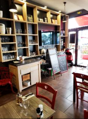 🍕 Pizzeria – Restaurant Traditionnel
Emplacement stratégique – Pérols (Occitanie)
Situé à Pérols, à seulement 5 minutes des plages et 10 km de Montpellier, cet établissement bénéficie d’un emplacement exceptionnel à fort flux toute l’année.
Implanté dans un secteur dynamique, il profite de la proximité immédiate de :
•	Parc des Expositions de Montpellier
•	Sud de France Arena
•	Ligne de tramway
•	Hôtel attenant de 80 chambres
Un environnement idéal combinant clientèle locale, touristique, professionnelle et événementielle.
________________________________________
🔹 Caractéristiques du Fonds de Commerce
•	Capacité totale : 114 places assises
o	56 places en salle (65 m²)
o	58 places en terrasse
•	Cuisine professionnelle équipée : 46 m²
•	Four à pizza professionnel
•	Licence Grand Restaurant
•	Matériel complet et opérationnel
•	Établissement clé en main
________________________________________
📈 Atouts & Potentiel
•	Emplacement stratégique rare
•	Exploitation immédiate sans travaux
•	Activité pizzeria & restauration traditionnelle
•	Fort potentiel de développement (événementiel, livraison, extension horaires, partenariats hôtel)
________________________________________
💰 Prix de cession : 360 000 €
Dossier complet disponible après premier échange.
Visites uniquement sur rendez-vous – confidentialité assurée.