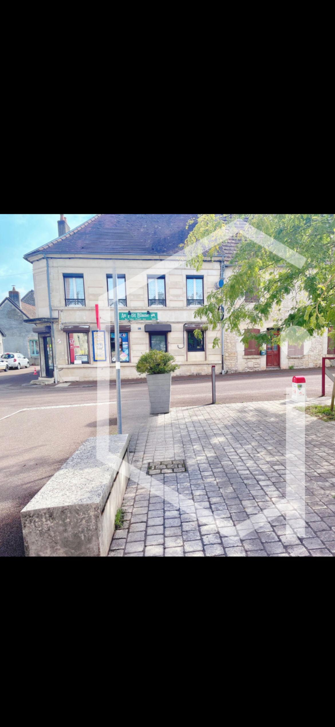 Vends fond de commerce, 90 m² ( cause changement d’activité) situé au cœur du bourg, vivant et fréquenté.Le commerce se situe sur l’artère principale du village avec parking ,terrasse, excellente visibilité et passage constant .A proximité, épicerie, banque postale , école ….
SEUL ET UNIQUE BAR lieu de vie et de convivialité, un pilier de la vie locale. 
Le fond possède une salle bar ,une salle de restauration (activité à développer 20 couverts )ainsi qu’une pièce d’office, une cave et une cour mitoyenne.
Loyer 594ht/mois ,chauffage gaz 400€/an, électricité 150€/mois
Zone rurale possibilité d’exonération de certains impôts pour 5ans ( à confirmer)