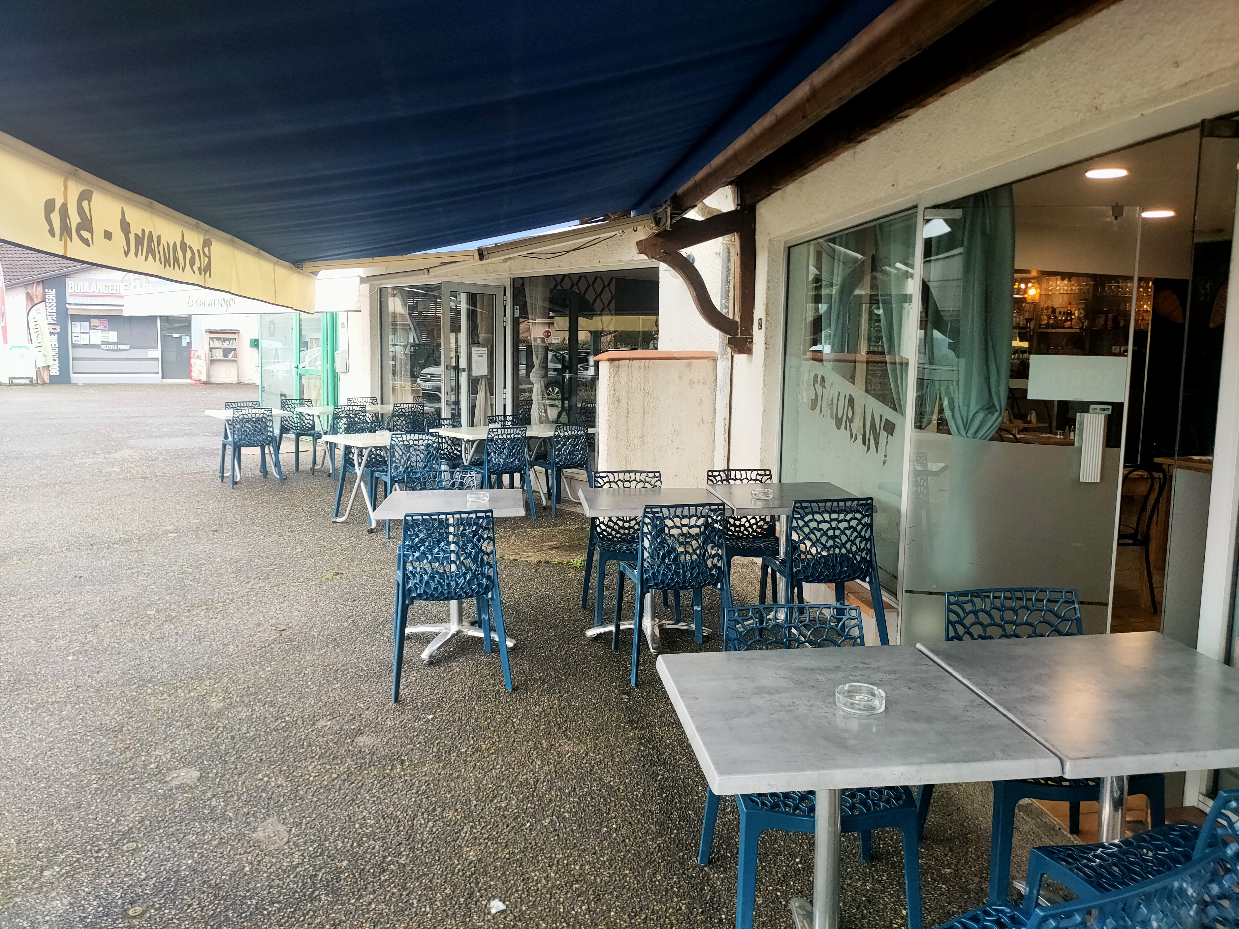 Situé au portes d'Agen, sur place commerçante, bar restaurant licence IV.
- Axe très passant
- Parking
- terrasse 40 couverts mais possibilité de faire plus
- 80 places à l'intérieur mais possibilité d'en rajouter 
- pas de concurrence 
- normes PMR
- possède déjà une clientèle d'habitués 
- zone d'activités industrielles à proximité en pleine expansion 
- sortie d'autoroute proche
-  service uniquement le midi du lundi au vendredi 
- fermetures annuelles : 3 semaines en août et entre Noël et jour de l'an, jours fériés 
- en cuisine : piano 4 feux + plaque coup de feu, Grand grill, friteuse 20 litres, 2 armoires négatives, une double armoire positive, machine sous vide, lave vaisselle, frigo 3 portes sous plan de travail, Éplucheuse à PDT...
- office dessert avec frigo, plan de travail, congélateur à glaces
- buanderie avec lave linge et sèche linge 

Fort potentiel pour développer davantage la clientèle 
Premier contact via messagerie