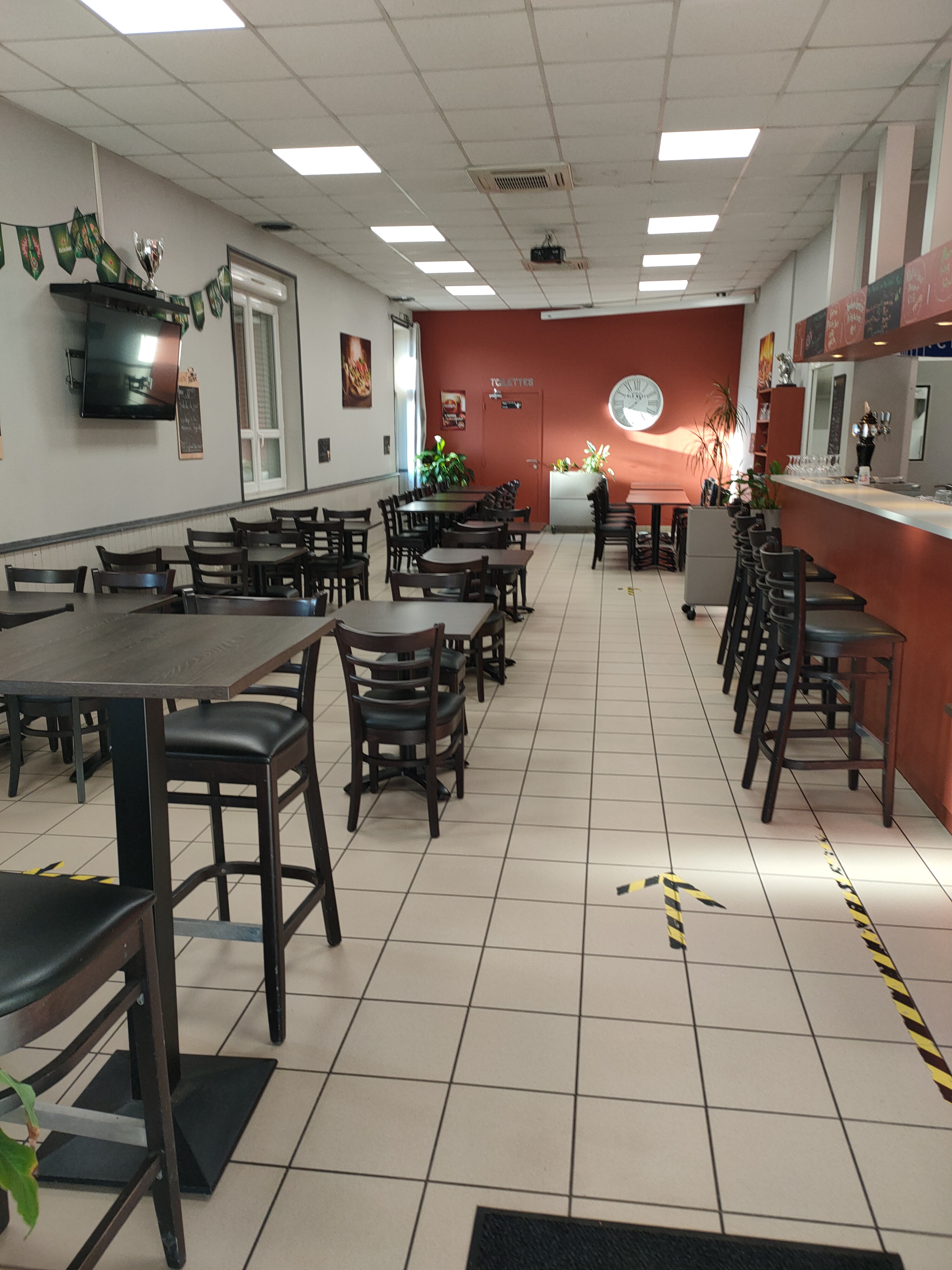Restaurant complet de 145 M2
45 places bar cuisine bureau
Cour terrasse 25 places parking gratuit .wc aux normes