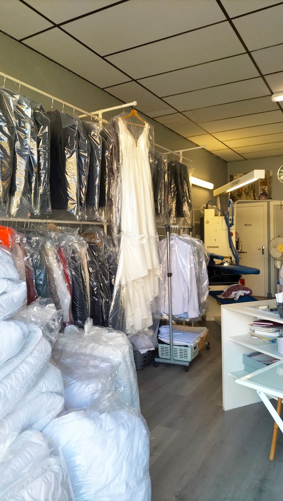 Cause retraite vends pressing,laverie,retouche ouvert depuis mai 2000. Proche d’autres commerces dont un restaurant sans concurrence proche.