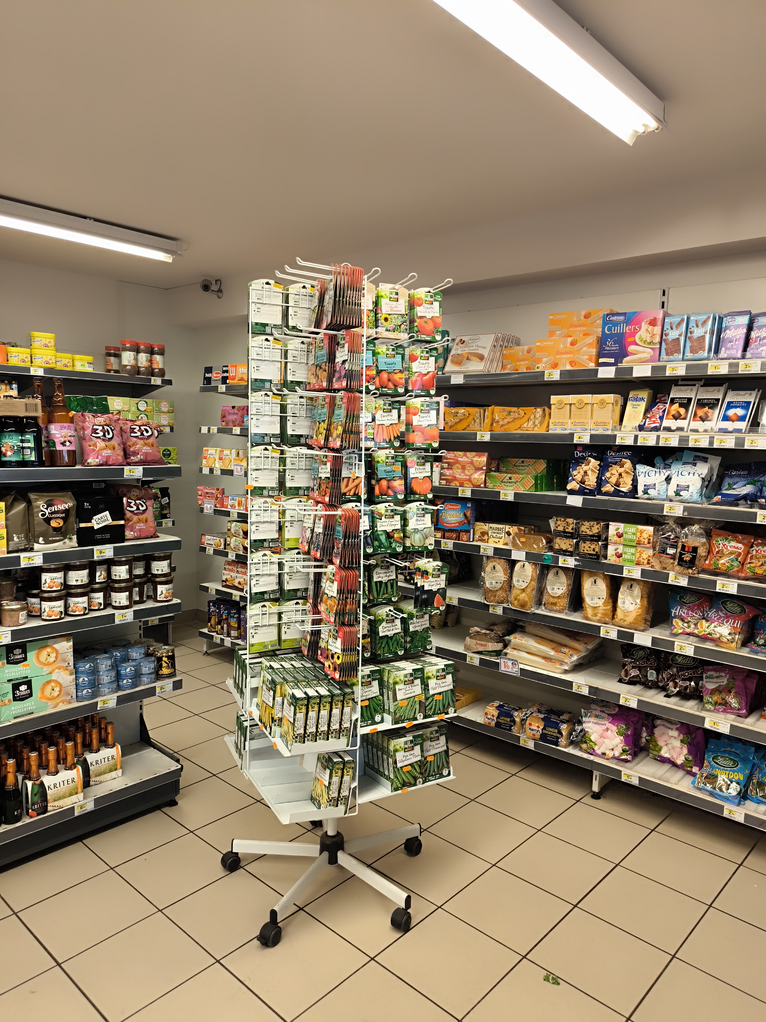 Vous souhaitez entreprendre dans un cadre de vie agréable et dynamique ?
Au cœur d’un bourg vivant de 400 habitants, nous recherchons un repreneur pour une épicerie de proximité, disposant d’une clientèle fidèle et attachée à son commerce.
Situé dans une commune disposant de commerces, d'un centre de santé, d'une école, boulangerie, pharmacie, et une forte vie locale.

Commerce  d'une superficie de 90 m²
Équipements inclus : vitrines réfrigérées, rôtissoire, rayonnages, bacs surgelés, chambre froide et réserve.

Activité actuelle :
Épicerie sous enseigne Vival – Point relais La Montagne – Produits locaux, fromage et charcuterie à la coupe
Vente de gaz, poulets rôtis en été, poisson en hiver, etc

Chiffre d’affaires : 300 000 € / an

Clientèle locale + vacanciers en été

Horaires actuels :
Mardi au samedi : 8h30-12h30 / 15h-19h
Dimanche matin : 8h30-12h

Potentiel de développement :
Livraison à domicile (particuliers, restaurateurs, écoles, associations)
Mise en avant des circuits courts et des produits locaux
Animation et fidélisation de la clientèle estivale

Aides et accompagnement possibles :
Subventions Région Nouvelle-Aquitaine et Communauté de Communes
Prêt d’honneur Initiative Creuse
Accompagnement par la CCI et Est Creuse Développement