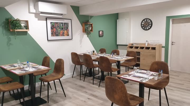 BAR/RESTAURANT RECHERCHE GERANT

La Commune de La Plaine, propriétaire des locaux met à disposition, suivant un bail commercial, son BAR RESTAURANT, AVEC LICENCE 4, DEBIT DE TABAC ET FRANÇAISE DES JEUX.
Il est situé à LA PLAINE, au cœur d’une commune dynamique de 1028 habitants, commune primée village fleuri. La commune est située sur un axe Cholet-Maulévrier-Vihiers. Cela confère au bar/restaurant une position stratégique et une grande visibilité.
Un groupement d’artisans et de deux entreprises industrielles y sont implantées ainsi qu’une boulangerie, un salon de coiffure, et un garage. 
Situé au cœur de la commune, cet établissement est une opportunité en l'absence de concurrence. Il est un pôle essentiel de la commune, par le développement d’autres services et la création d’animations. Ideal pour un couple, un logement est mis à votre disposition à l’étage 
Au rez-de-chaussée, vous aurez à votre disposition une salle pouvant accueillir jusqu’à 40 couverts donnant sur une très belle véranda climatisée. La cuisine est installée. A l’étage, le logement se compose de 4 chambres, d’une salle de bain et d’un grenier aménageable. Vous disposerez de 70 m2 d’habitation et de 135 m2 pour le commerce. 
La volonté de la commune est que cet établissement soit en place très rapidement. La restauration et le bar étant des activités importantes pour ce projet, nous valorisons les expériences en restauration. Nous recherchons avant tout des personnalités garantissant la convivialité du lieu, capables de coconstruire les services de proximité répondant aux besoins identifiés en lien avec la commune, en adhésion avec ses valeurs. Des qualités de gérant, de commerçant ainsi qu’une réelle volonté d’entreprendre sont clés pour ce poste. Le loyer est de 1107.78€ (bail commercial licence 4+ Tabac +FDJ +logement) TTC.
Pas d’achat de fonds de commerce (compris dans le loyer) mais un investissement personnel est nécessaire en matériel (vaisselle, tables, chaises). Il sera demandé un droit d’entrée de 5000€ ainsi que 2 mois de dépôts de garanties. Le cout du bail chez le notaire sera aussi à votre charge (environ 925€).
	
Profil recherché : 

 .Vous souhaitez vous engager en faveur de la ruralité 
 .Vous justifiez d’une expérience significative dans le secteur de la restauration et maitrisez les techniques culinaires essentielles, ainsi que les normes d’hygiène et de sécurité
. Nous souhaitons une carte simple en favorisant le « fait maison »
. Vous êtes disponible et prêt à vous engager dans une démarche entrepreneuriale afin que le projet prenne corps au sein du village
. Vous avez des bases solides en gestion et faites preuve de rigueur et d’organisation
 .Vous êtes fédérateur et maîtrisez les outils de communication
 .Vous êtes motivé, sérieux, adaptable, proactif
.Nous souhaitons une large amplitude d’ouverture (gage de réussite)
 .Vous savez gérer des situations difficiles en gardant votre sang-froid
. Vous remplissez les conditions liées à l’octroi d’une licence de débit de boissons (licence IV), du débit de tabac et de la française des jeux.
Si vous êtes intéressé, il vous suffit de prendre contact avec MME BARBAULT (Maire de la commune) 
MAIRIE DE LA PLAINE
Rue du bocage 02.41.55.92.43
07.88.50.16.94 Mail : mairie.la.plaine@wanadoo.fr