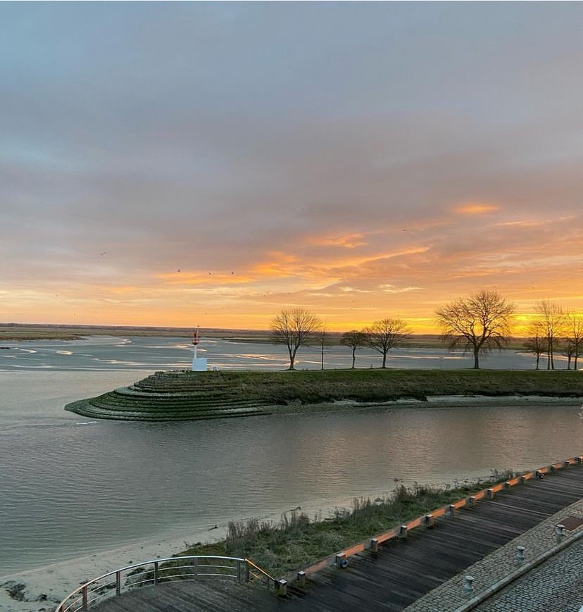 Emplacement rare et privilégié, au cœur de Saint-Valery-sur-Somme, ville touristique prisée à seulement 2h de Paris.
Cet immeuble de 300m2,unique sur le marché, offre un potentiel économique tant pour un investisseur que pour un projet entrepreneurial ou résidentiel.
-----------------------
Les atouts principaux:
- Vue imprenable sur la Baie de Somme, une des plus belles Baies du Monde.
- Situation idéale: double accès entre rue commerçante animée et la Baie, en plein centre ville.
- Volumes généreux et traversants sur 4 niveaux, avec possibilité de multiples aménagements.
----------------------
Composition détaillée:

1- PARTIE COMMERCIALE

- Rez-de-chaussée et sous-sol traversants, avec 4 grandes vitrines offrant une visibilité optimale.
- Deux caves voutées en pierre sur toute la surface, parfaite pour du stockage ou créer un espace atypique.
- Un bureau avec une vue sur la Baie et deux réserves (dont une équipée d'un WC).

2- PARTIE HABITATION

- Un grand séjour lumineux traversant (vue Baie et rue commerçante), une cuisine, une salle de bain, un WC indépendant et une chambre.
- Deux chambres mansardées au dernier étage, elles aussi traversantes avec une vue imprenable sur la Baie.
--------------------------
Potentiel et opportunités:
- Possibilité de diviser la partie commerciale et la partie habitation pour du locatif à forte rentabilité.
- Création d'un toit terrasse envisageable pour profiter pleinement des lumières et paysages uniques de la Baie
- Travaux à prévoir, mais le potentiel est immense pour transformer ce bien en un bien d'exception.
-------------------------
Idéal: investisseur ou porteur de projet, avec un peu d'imagination, tout devient possible.

INFORMATIONS PRATIQUES:
- Bien libre de toutes activités, offrant une totale flexibilité.
- Risques consultables sur le site officiel Géorisques.
- Les DPE seront faits au moment de la vente.

PRIX: 790 000 euros (hors frais de notaire, à la charge de l'acheteur), soit environ 2663 euros/m2, un excellent rapport qualité/emplacement.
ATTENTION: demandes sérieuses uniquement et par message dans un premier temps.

Ne manquez pas cette opportunité rare dans l'un des plus beaux sites de France.
Contactez-moi pour plus de détails et laissez-vous inspirer!