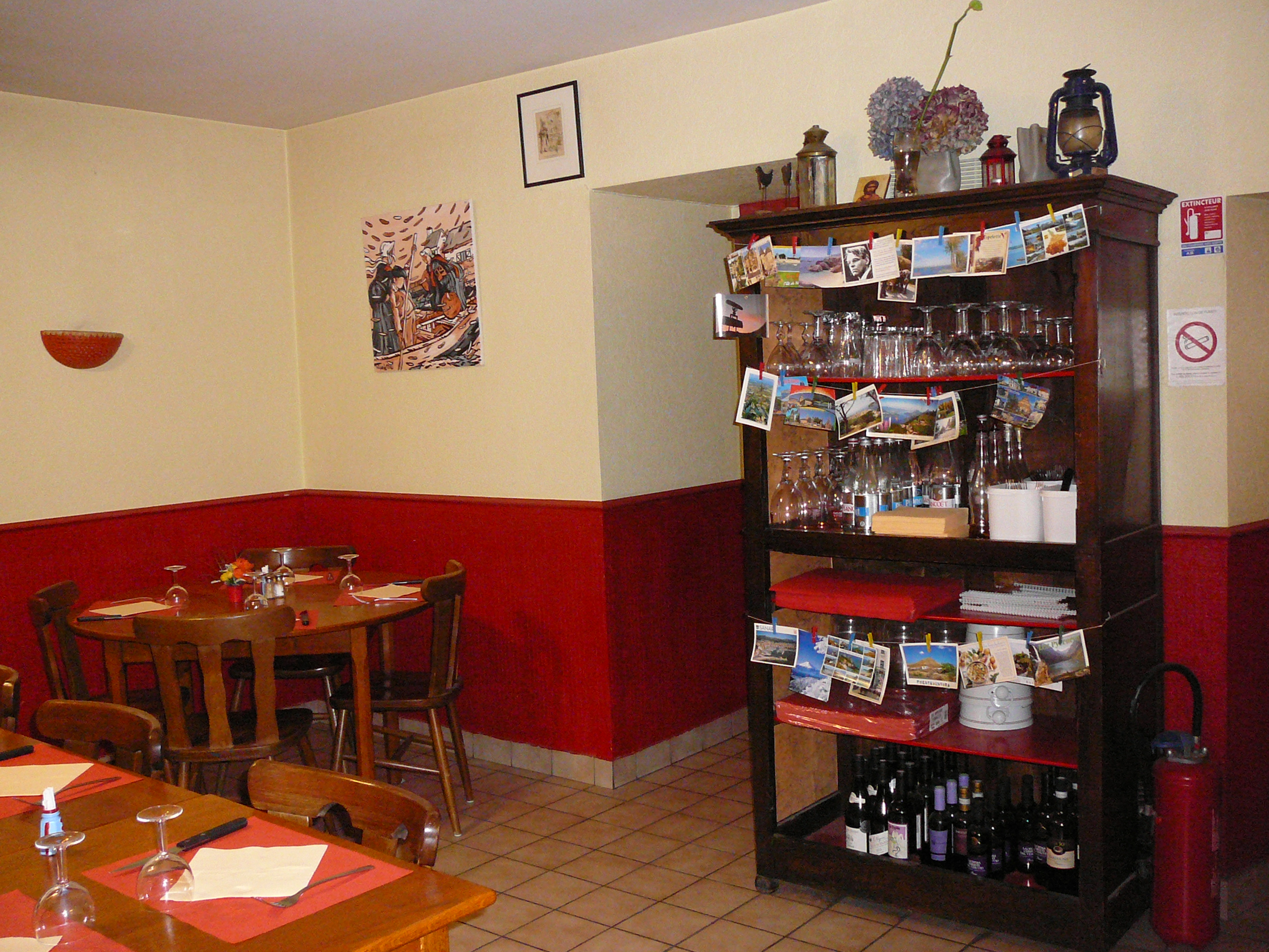 pizzeria restaurant traditionnel de 30 places assises .avec un logement a l étage.80metres carre au sol sur deux étages et demis  .le restaurant est situe dans un bourg très passant axes Pontivy/ Auray.il y a donc une clientèle est variée entre habitues et passage ainsi que ouvriers le midi. le logement est constituer de deux chambres dont une en mezzanine un salon salle de bain WC et dressing.