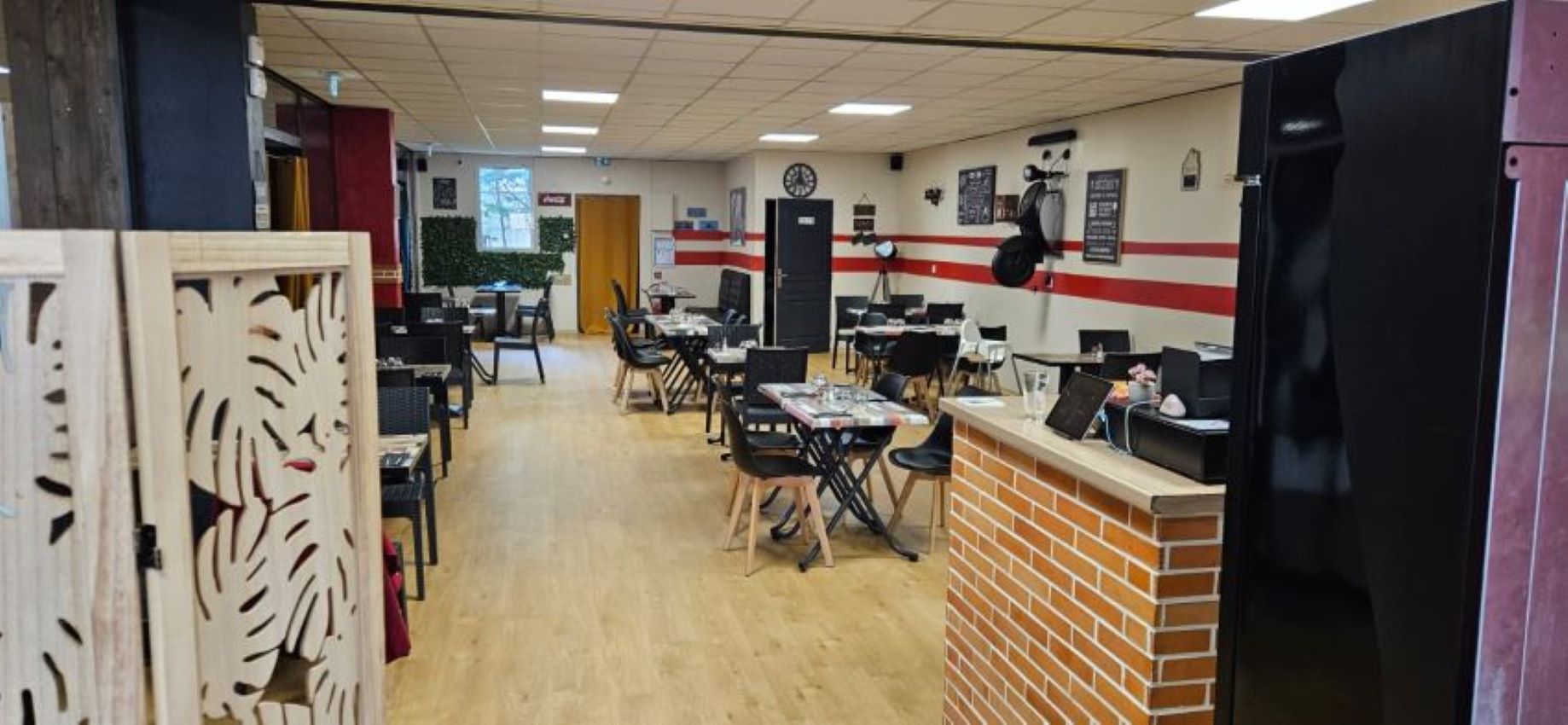 À vendre fonds de commerce d’un restaurant spécialités de viande et burger. Cause déménagement.

 Ce restaurant, reconnu pour la qualité de ses produits et son ambiance conviviale (Référencé Gault & Millau, Petit Futé Labellisé Loire à Vélo), offre une belle opportunité pour un repreneur souhaitant s’implanter dans un cadre dynamique.

Idéalement situé sur la rue principale de Châteauneuf-sur-Loire, il bénéficie d’un cadre naturel et patrimonial remarquable. Forte d’un passé fluvial, la commune valorise son histoire à travers son musée de la Marine, son parc classé et ses équipements culturels. Elle s’inscrit dans une dynamique de développement durable et d’attractivité touristique.

L’établissement dispose de 275 m2 (rénové en 2022) : 1 salle de 60 couverts et 1 salle de 50 couverts (possibilité développement : séminaires, privatisations, CE entreprise). 1 cuisine de 25m2 (matériel fonctionnel), 1 cave de 280m2 ainsi qu'une réserve sèche, 1 bureau, 1 vestiaires personnels, 1 terrasse extérieure de 46 couverts (en retrait de la rue). Parking privé pour la clientèle. Licence 4.

 1 apprenti à reprendre

Ouvert 6 jours/7 : Mardi – Mercredi 12h-14h 19h-21h00 ; Jeudi 12h-14h ; Vendredi – Samedi 12h-14h 19h-21h30 ; Dimanche 12h-14h (19h-20h30 d’avril à septembre).

 Bail commercial tous commerces renouvelé jusqu'en 2033 : Loyer 2000 €/HT mois.

 CA en évolution constante 280 000 HT €

 Opportunité de développement : Limonades, vente à emporter et livraison (nécessité territoire). Site internet opérationnel vitrine et vente en ligne.

 Accompagnement du cédant prévu.

 Prix du fonds de commerce 90 000 €.

Possibilité reprise en location vente.