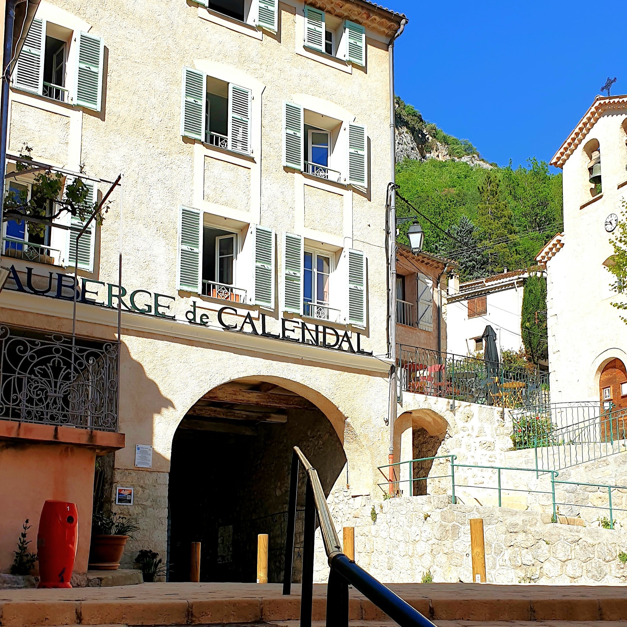 La Commune d’Aiglun dans les Alpes-Maritimes (06), recherche gérant(e) expérimenté(e) en restauration, pour reprise de l’Auberge de Calendal. Cet espace communal datant de 1987, situé face à la Mairie et à proximité de l’église, est le lieu de rencontre privilégié des habitants de la Commune. L’établissement est situé sur de nombreux itinéraires et bénéficie d’une large fréquentation grâce aux locaux, aux randonneurs, cyclistes, motards, grimpeurs, canyoneurs… Le potentiel est réel avec une auberge qui possède une très importante capacité d’accueil.
Le profil des gérants recherché serait idéalement : un cuisinier, ayant déjà de l’expérience afin de satisfaire pleinement les locaux et visiteurs, et une seconde personne pour l’accueil au bar et l’hébergement, idéalement en couple. Dans ce lieu de convivialité et d’échanges, il serait souhaitable de développer également la vente à emporter de plats cuisinés, ce type d’activité demandant un investissement important. 
Le commerce est composé d’un bar avec Licence IV, d’une salle de restauration (60 couverts), d’une terrasse avec vue panoramique exceptionnelle sur le canyon et d’une cuisine. Cet établissement comprend également 7 chambres à louer sur deux étages (capacité de 30 couchages dont 2 dortoirs pour les sportifs), et un logement situé juste à côté. Le montant du loyer commercial serait de 900€/mois. Le montant du loyer d’habitation (80m2) est de 210€/mois. 
Établissement remis à neuf (cuisine, salle de restauration, bar et système de sécurité incendie, chambres) 
Pour obtenir le dossier de candidature s'adresser à la Commune d’Aiglun : aiglun06@gmail.com
Dossier de candidature à remettre avant le 15 février 2025 : lettre de motivation, CV + références.
Entretiens début mars pour une ouverture souhaitée au plus tard le 1er mai 2025.