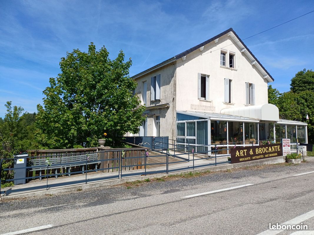 A vendre à st Agrève grand local commercial d'environ 180 m2 situé sur un axe passant stratégique à Saint-Agrève, surement un des meilleurs emplacement d'Ardèche à un croisement de deux routes venant du sud avec plus de 1000 véhicules/jour ! ce bien offre une visibilité optimale pour une activité professionnelle grâce à ses belles salles d'exposition en rez-de-chaussée avec boiseries au sol.
Idéal pour un restaurant/ bar/snack/ magasin de producteurs/ brocante.... actuellement exploité en boutique d'antiquités/ brocante
A noter la belle véranda de 30m2 et la grande terrasse de 52 m2 avec vue sur le lac de Véron, le tout au niveau du commerce et sur une parcelle de 1400 m2 idéale pour un parking ou un jardin.
Vous aurez aussi un parking privé de 6 places le long de la route.
Le tout est complété par un sous-sol (avec sanitaires dédiés au personnel et garages) de 200 m², un grand appartement en duplex à l'étage développant environ 170 m² habitables.
L'ensemble bénéficie d'une couverture neuve en tuiles (2026) de gouttières neuves, de menuiseries en double vitrage et d'un système de chauffage central aux granulés de bois remis à neuf.
Cette bâtisse, à 5 mn à pied du village, possède également tout le potentiel requis, pour être transformée en une grande maison familiale à 2 pas du centre du village ou pour un projet locatif.
A l'étage une superbe pièce de vie de 60 m2 vous attends pour vous reposer de votre journée avec une triple baie vitrée avec vue magnifique sur le lac, la forêt et le village au loin, superbe !
plus de photos sur simple demande