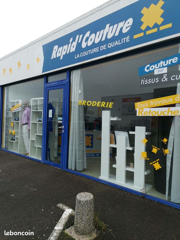 Vous souhaitez travailler dans la Couture / Retouche / Upcycling
Devenez gérant(e) de votre atelier de Couture / Retouche Atelier : enseigne renommée nationale présente à Pornic depuis de nombreuses années.
Matériels : industriels et professionnels.
Situation : Atelier idéalement situé à proximité de commerces dynamiques. Proximité : opticien, coiffeur, commerces alimentaires, centre commercial etc... Stationnement facile (parking) Point fort de la localité : ville dynamique avec une clientèle fidèle depuis de nombreuses années.
Les plus :
- Accompagnement de la cédante
- Accompagnement de l'Enseigne pour toutes les les démarches de reprise
- Formation personnalisée selon le niveau de connaissance en couture.
Les missions:
- Accueil du client et essayage
- Gestion de l'atelier
- Conseils et encaissement
- Travaux de retouche sur tissus & cuir à l'aide de machines industrielles (piqueuse simple & double, surjeteuse, point de recouvrement et point invisible) - Ameublement

PROFIL SOUHAITÉ

Expérience

Débutant accepté

Savoirs et savoir-faire

Identifier les retouches, réparations à réaliser sur le vêtement et renseigner le client sur les conditions
Assembler et fixer les différents éléments (doublure, col, manche, …) par couture
Retoucher ou faire des modifications sur un vêtement
Marquer les retouches et réparations lors de l'essayage

Savoir être professionnels

Être à l'écoute, faire preuve d'empathie
Faire preuve d'autonomie
Faire preuve de rigueur et de précision