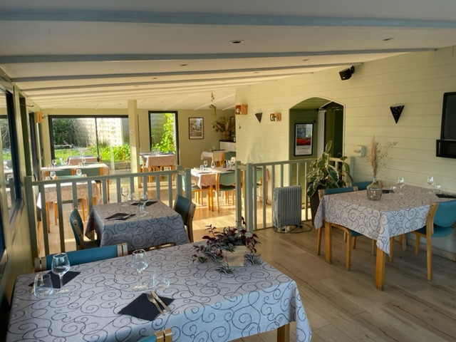 Vends agréable bar restaurant terrasse sur le port d'un joli village touristique en mer d'Iroise. Activité soutenue toute l'année. Possibilité de booster l'activité bar avec concerts, car scène. Le bar est magnifique et d'architecture atypique. La partie restaurant est composée d'une salle, d'une grande salle véranda, d'une terrasse et d'un jardin. La partie cuisine fait 80m2. Cet établissement est vendu sans contrat brasseur ni employés, excepté le responsable de bar mais à négocier. A voir, et n'hésitez pâs à appeler pour divers renseignements complémentaires.