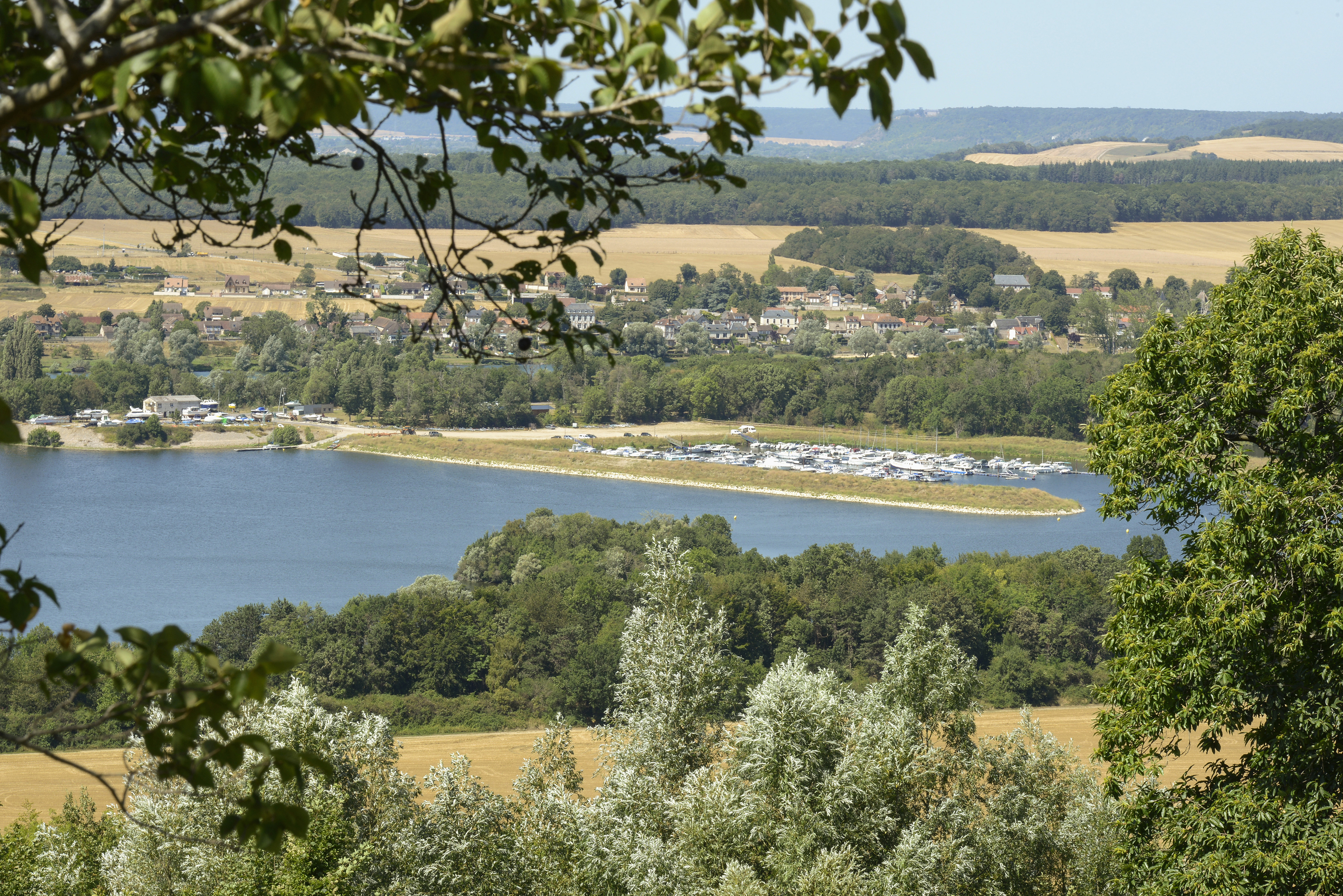 L’Agglomération Seine-Eure recherche un opérateur pour exploiter et animer un port de plaisance avec activités touristiques à Venables, bénéficiant d’une localisation stratégique et d’un cadre naturel remarquable.

Description du bien :

L’Agglomération Seine-Eure lance un Appel a Manifestation d’Intérêt (AMI) pour identifier un opérateur afin de développer, gérer et animer un site portuaire stratégique en bord de Seine. Le projet s’étend sur 78 hectares et s’inscrit au cœur d’un environnement naturel remarquable au sein de l’un des principaux axes fluviaux touristiques français.

L’AMI vise à sélectionner un ou plusieurs opérateurs capables de porter un projet touristique global structuré autour de trois composantes :

- L’exploitation et l’animation du port de plaisance : accueil des plaisanciers, gestion des amarrages, entretien des infrastructures, sécurité et animation du site. En complément, l’operateur pourra développer une offre de restauration, organiser des évènements culturels ou festifs et aménager des espaces dédiés aux groupes, séminaires et ateliers.

- Des activités nautiques et de loisirs : location de canoés, kayaks, paddles, pédalos, bateaux promenades ou toute autre activité compatible avec le site. Les pratiques douces et le tourisme durable, accessibles a un large public, sont privilégiés.

- Des hébergements flottants ou insolites : installation d’hébergements légers en harmonie avec le site, répondant à quatre exigences : insertion paysagère exemplaire, normes de sécurité et d’accessibilité, démarche écoresponsable, préservation des milieux naturels.

Grâce à cet AMI, l’Agglomération Seine-Eure ambitionne de créer une destination de loisirs et de tourisme fluvial attractive et innovante, valorisant durablement les espaces naturels de la vallée de la Seine au bénéfice des habitants comme des visiteurs.

Surface totale :

78 000 m² 

Localisation :

Le site bénéficie d'un positionnement géographique stratégique en Normandie, au cœur de l'Eure, au sein d'une communauté d'agglomération dynamique de 60 communes et près de 105 000 habitants. Il se trouve sur l'axe Paris-Rouen-Côte normande, en vallée de la Seine, et est accessible :

- Par la route : autoroute A13, desservant l'ensemble du territoire entre Paris et la Normandie ;
- Par le train : bonne desserte ferroviaire du secteur depuis Paris et Rouen ;
- Par voie fluviale : situation directe sur la Seine, étape sur l'un des principaux axes de navigation touristique français ;
- À proximité : itinéraire national La Seine à Vélo, circuits de randonnée et de trail, sites touristiques majeurs (Giverny, Château Gaillard).

Conditions d'acquisition :

Appel à Manifestions d'Intérêt - Date limite des candidatures : 7 Juillet 2026
Nous consulter pour plus d'informations

Caractéristiques / Atouts :

- Cadre naturel d'exception
- Zone constructible pour hébergements flottants/insolites
- Potentiel de développement multi activités