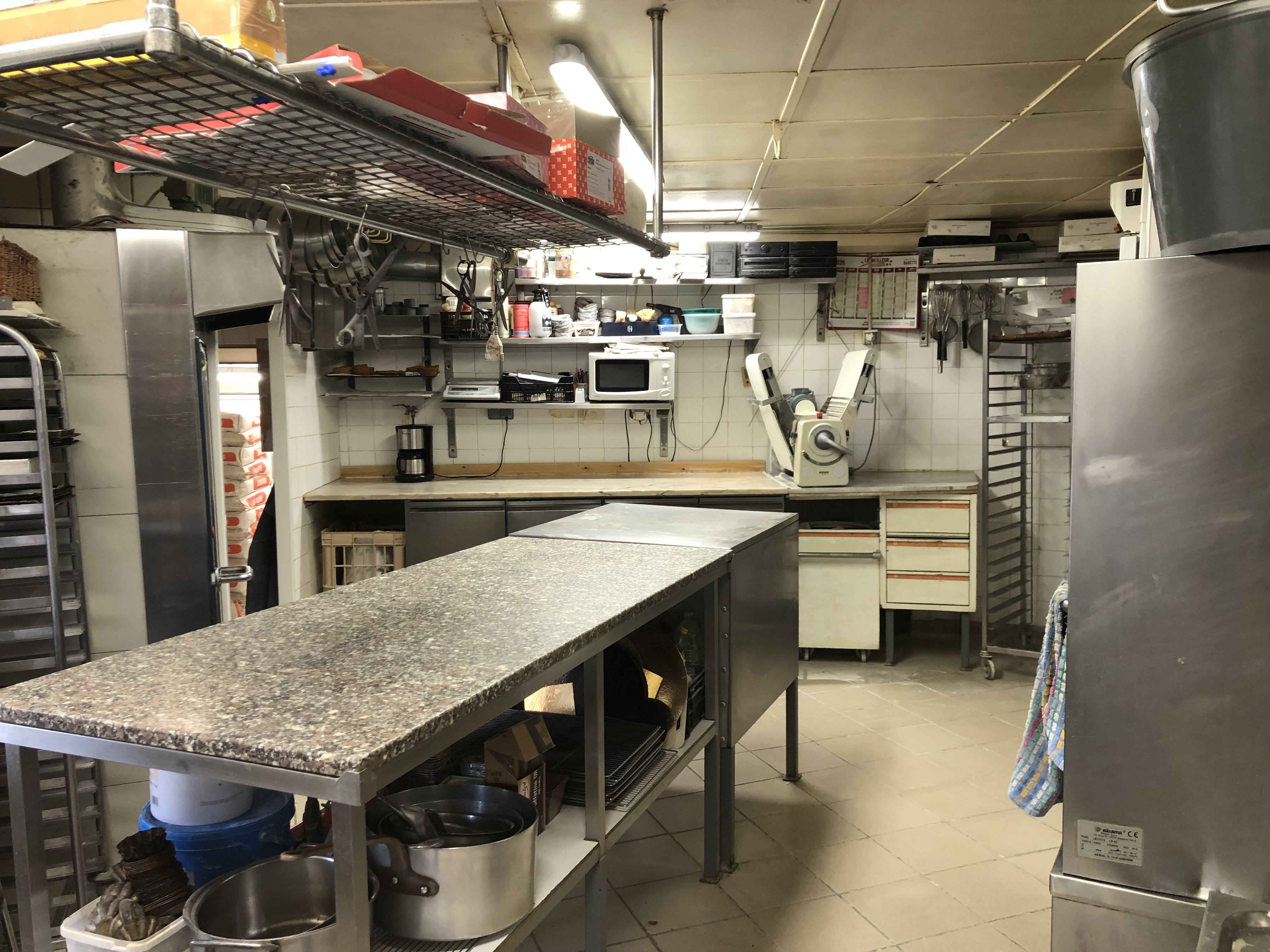 DESCRIPTION TECHNIQUE


Fonds de commerce de boulangerie-pâtisserie dans la commune de Langeac (43300) à reprendre pour cause de changement d’activité, comprenant du matériel professionnel complet dans un excellent état et permettant l’exploitation du commerce dès la reprise, idéal pour un couple. 

Ce commerce bénéficie d’un très bon emplacement, faisant l’angle au niveau d’une des trois rues les plus commerçantes de Langeac, à quelques pas de la mairie et entouré d’autres commerces de proximité amenant beaucoup de passage (épicerie de centre, boucherie, bijouterie, bar, restauration rapide, …). Par ailleurs, deux entrées existent sur le local en plus de l’entrée principale en boutique (une pour l’atelier boulangerie et une pour l’atelier pâtisserie). La superficie totale est de 120m² répartie comme suit : 40m² pour la partie pâtisserie, 40m² pour la partie boulangerie et 40m² pour la partie boutique. En plus de ces 120m² une réserve de 60m² à l’étage est comprise dans le bail. Le loyer est quant à lui de 761 €/mois.

Au niveau du matériel, la partie boulangerie comprend : un four électrique de 3 niveaux de 2001 en très bon état (en contrat avec le tarif particulier et un compteur à part, ce qui limite les charges d’énergie), 3 chambres froides, une diviseuse, une façonneuse, un repose pâton, un pétrin, une tour réfrigérée, un refroidisseur d’eau et tout le petit matériel habituel. La partie pâtisserie comprend quant à elle : une plonge, un frigo, un conservateur et un surgélateur, un laminoir, une tour réfrigérée, un four rotatif au gaz de ville, un batteur, une tritico, une machine à glace italienne. Est également compris dans le fonds tout le matériel de boutique (trancheuses, vitrines, …) et les rangements de la réserve.

Le commerce fonctionne actuellement avec un boulanger, un pâtissier et trois serveuses, pour une ouverture 6j/7 de 6h à 19h, et propose la gamme classique de la boulangerie pâtisserie, salades et sandwichs pour les travailleurs, glaces l’été… Repris en 2015, son chiffre d’affaires n’a fait qu’augmenter depuis pour atteindre 270 000 € au dernier bilan. Les charges sont de 630 €/mois d’électricité et 300€/mois de gaz.
4 appartements existent au-dessus du commerce, leurs disponibilités est à discuter avec le propriétaire des murs.
Prix de vente du fonds : 130 000 €.

TERRITOIRE


Cette boulangerie est située au sein de la Communauté de communes des rives du Haut-Allier (CCRHA), dans le département de la Haute-Loire, récemment élu département préféré des français au plan de l’attractivité touristique. Le territoire de la CCRHA compte 16 000 habitants et est sillonné du nord au sud par la rivière Allier. Le paysage aux multiples nuances de vert et de bleu alterne gorges et plateaux volcaniques typique de l’Auvergne, garantie d’un cadre naturel exceptionnel et préservé. Son patrimoine historique et architectural complète son charme.  

La commune de Langeac, dont la population est d’environ 3 500 habitants, dispose de nombreux artisans, commerces, associations et services publics. De nombreuses entreprises et deux zones d’activité sont sources d’emplois et d’attractivité économique. De plus, le camping trois étoiles connait une belle fréquentation en augmentation depuis les 4 dernières années (pics à 1 200 personnes/j en été). Traversée par l’Allier, Langeac offre un cadre naturel reposant et charmant, renforcé par la présence de l’île d’Amour qui participe à son attractivité, notamment touristique. 
Le territoire du Haut-Allier est facilement accessible depuis l'autoroute A75, à 1h de Clermont Ferrand et 3h de Montpellier. L’axe routier principal est la N 102 prolongée par la N 88 qui le relie à St Etienne et Lyon en 2h30. Des gares de proximité assurent la desserte ferroviaire sur la ligne Paris, Clermont-Ferrand, Nîmes via Langeac, le bourg-centre. Langeac est par ailleurs située à 30 minutes du Puy en Velay, préfecture du département. 

Disposant de nombreux services et commerces le territoire répond à tous les besoins principaux de la vie dans un rayon de moins de 20 min en voiture. Le tissu associatif est aussi très développé (plus d'une centaine d'associations) et propose des activités culturelles, sportives, de loisirs... Le Haut-Allier offre ainsi une vraie qualité de vie à ses habitants. Un solide secteur industriel et agricole complète le bassin d’emplois, ainsi qu'une économie touristique forte.

AIDES INSTALLATION 


L'ensemble de la CCRHA se trouve en ZFRR (zone de revitalisation rurale), ce qui induit une exonération d'impôts sur la société pendant 5 ans.
Des aides financières liées à la reprise d'une boulangerie peuvent être attribuées par la Communauté de communes, la Région et l'Europe. 
Cette boulangerie-pâtisserie n’attend plus que vous !!
Contact : 
Propriétaires : nicolassanial2511@gmail.com / 06.26.27.41.26
Communauté de communes : Joseph LAURENT / j.laurent@rivesduhautallier.fr / 06.66.44.48.06