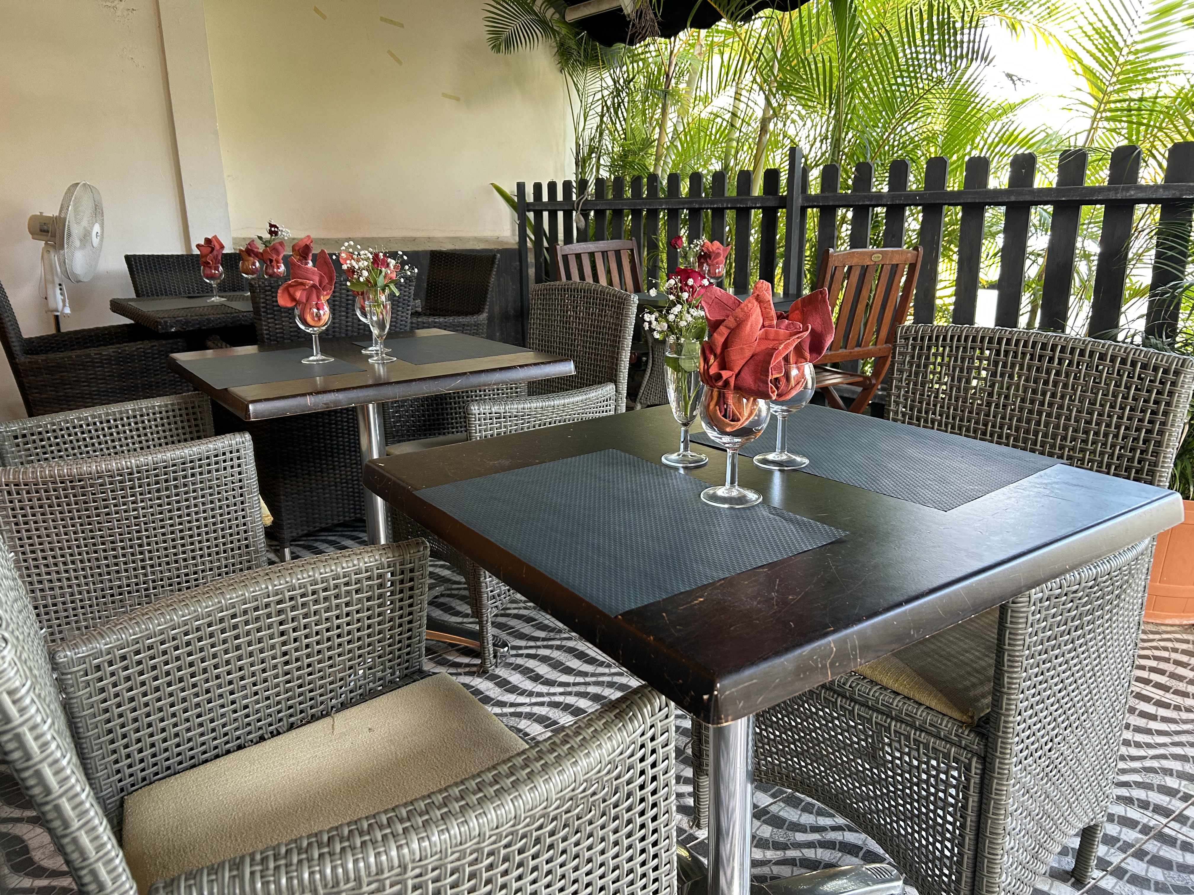 CAUSE DEPART - Vend murs + fonds de commerce (actuellement restaurant mais possibilité tout commerces) + appartement situé à Saint-Benoît Île de la Réunion, une ville en pleine expansion.

Restaurant de cuisine traditionnelle chinoise et française, clientèle fidèle. 14 places assises en terrasses, 17 places assises en salle, 2 WC, 1 bar, 1 cuisine totalement équipée (3 congélateurs, 1 four, 2 fours à micro-ondes, 1 cave à vin, 3 réfrigérateurs, 1 machine à congeler). Salle climatisée, et parking pouvant accueillir min. 6 véhicules.

Habitation à l'étage, 1 WC, 1 salle de bain (baignoire) séparée, 1 séjour climatisée, 1 cuisine, 2 chambres climatisées, 1 balcon.