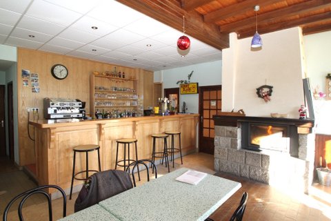 village touristique,nord de la LOZERE,sortie 32 de la a 75 entre CLERMONT FERRAND et MONTPELLIER.hotel 8 chambres salle jusqu'a 80 couverts 2 appartements au second étage.cadre exceptionnel de l'AUBRAC.beaucoup d'activités l'été et ouvriers l'hiver.randonnée,vtt,pêche,champignons près du loup de GEVAUDAN et les bisons d'EUROPE.le tout en norme controle effectué en novembre et refait à neuf.