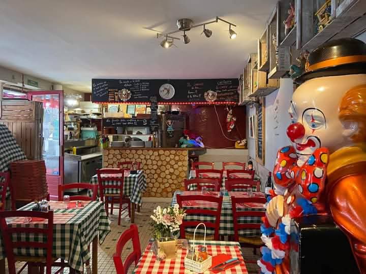 À VENDRE – Restaurant Pizzeria “La Gaieté ”
Opportunité rare !
Le restaurant pizzeria La Gaîeté est mis en vente : un établissement reconnu, chaleureux et prêt à travailler, idéal pour un projet clé en main.
Bénéficiant d’une excellente réputation, d’une clientèle fidèle et d’un emplacement attractif, La Gaîeté offre un fort potentiel de développement, aussi bien sur place qu’en vente à emporter et livraison.
L’établissement dispose :
d’une salle conviviale et accueillante
d’une cuisine équipée et fonctionnelle
d’un matériel professionnel en bon état
d’un concept déjà en place et rentable
Que vous soyez professionnel de la restauration ou investisseur, La Gaîeté représente une véritable opportunité pour développer une activité stable et pérenne dans un cadre agréable.
📞 Renseignements et visites sur demande
Projet sérieux uniquement.