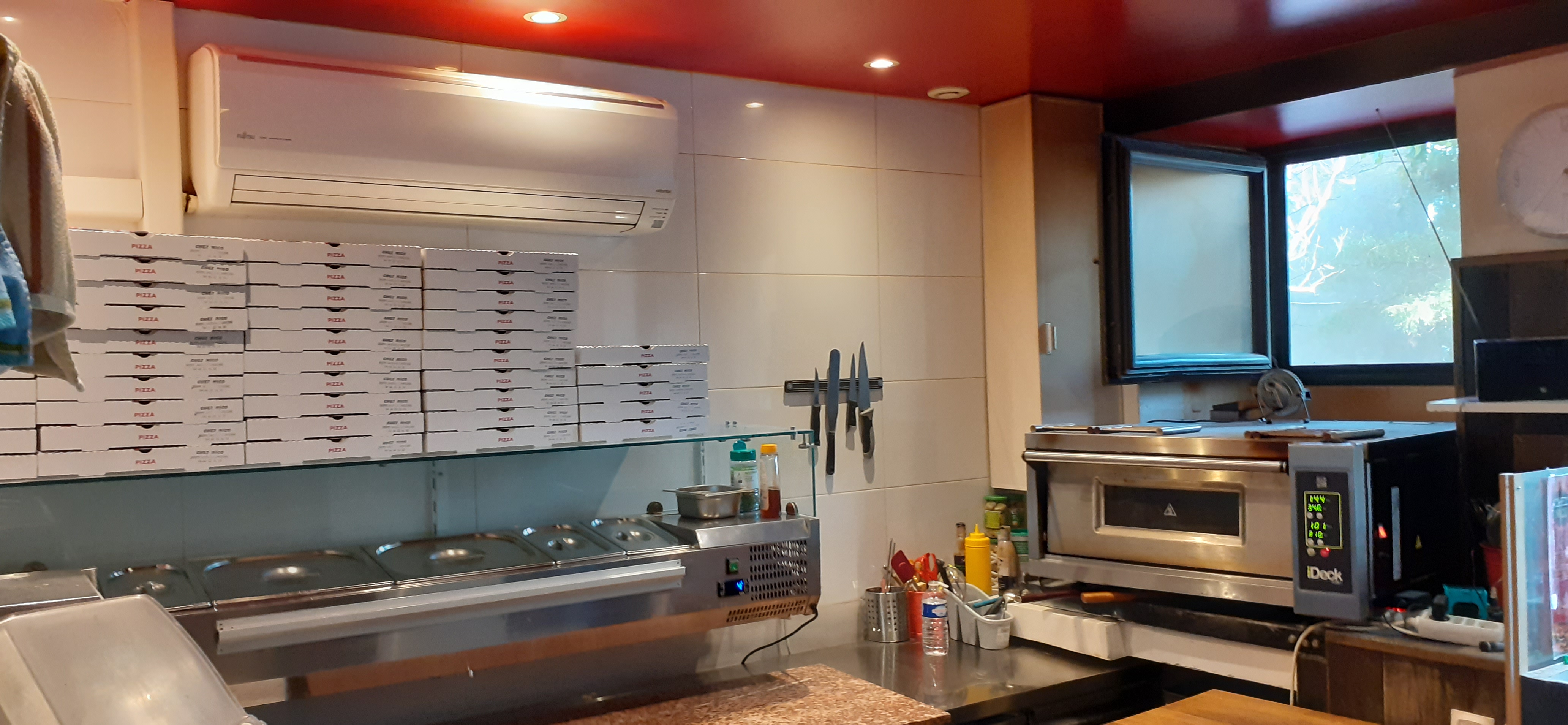Fonds de commerce pizzeria tout équipé, 

Tout le matériel à disposition pour le snacking, 

Locaux 20m2 et petite terrasse non exploitée, 

Petit loyer 250 € mensuel bail 3/6/9
bilans comptable

Contact uniquement par mail.