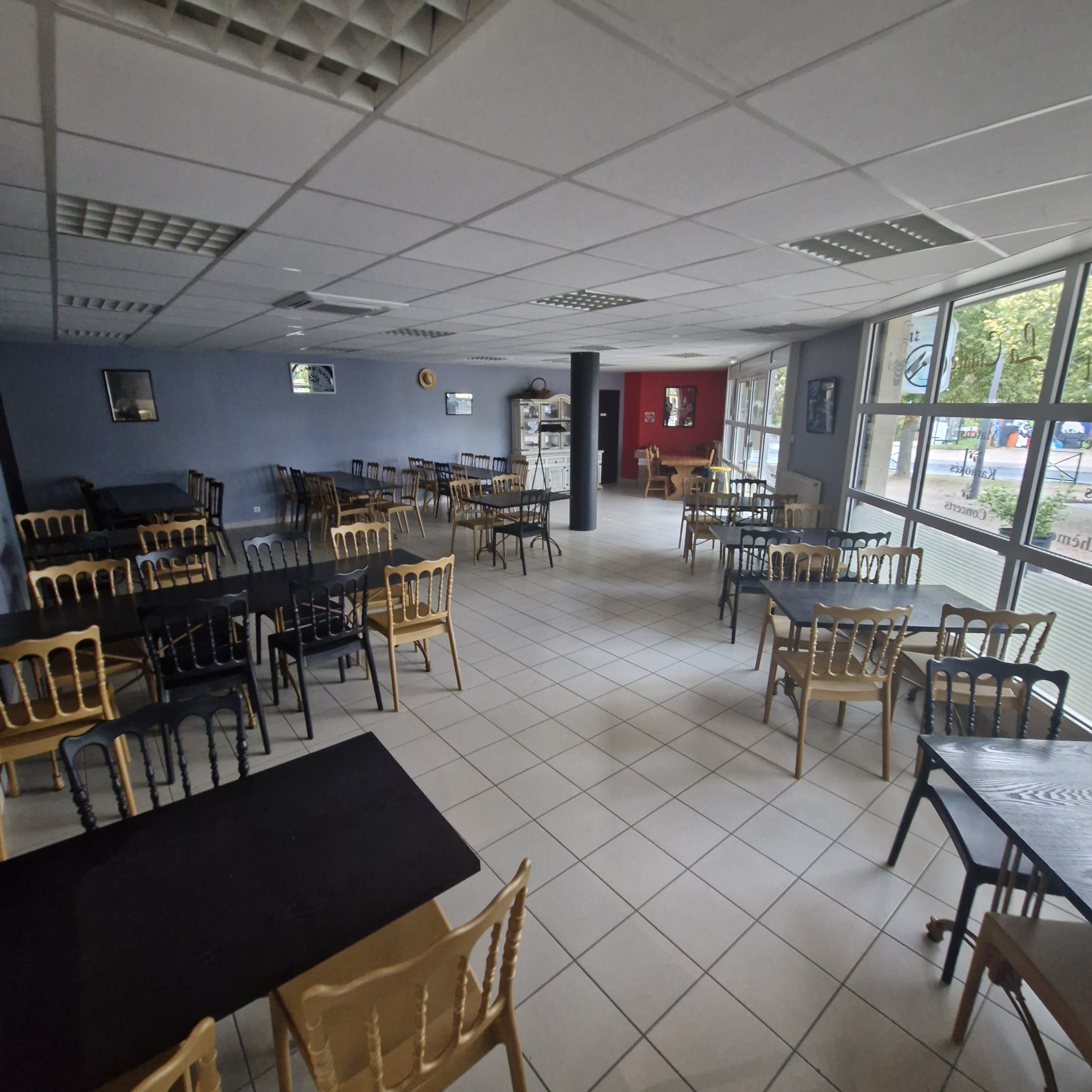 Vente bar restaurant cause retraite 40 couverts jours en moyenne 1 salle 40 places, salle 80 places une terrasse 30 place, une cuisine tout équipé. Pas de travaux à prévoir. Loyer 860€/mois CA 131000 HT en 2025  surface 2100M2 tout au norme (entrée, WC ) prix 55ooo€