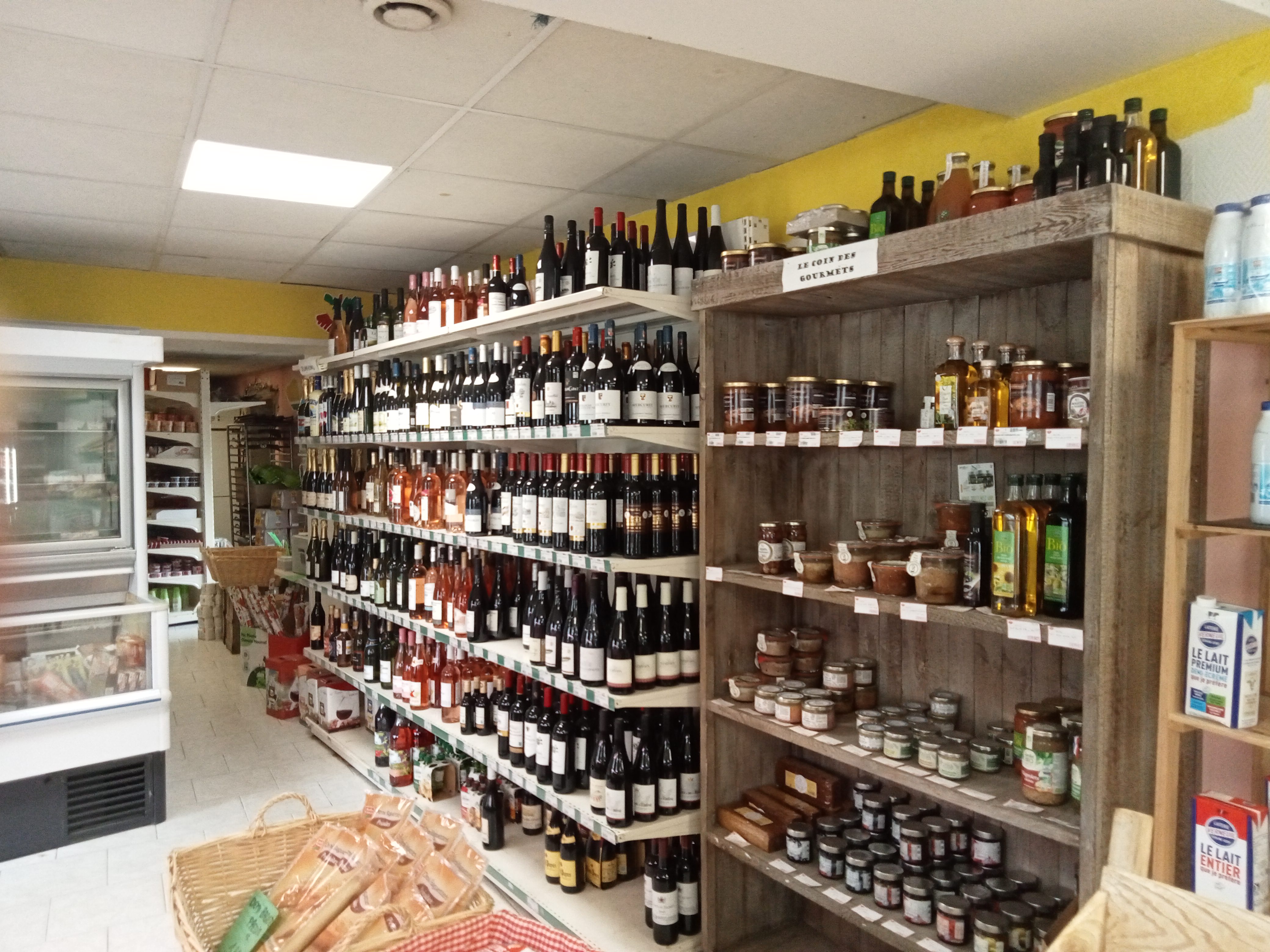 Installé depuis 9 ans, dans un village de 600 habitants, épicerie avec un rayon traiteur, un four pour la cuisson du pain et des viennoiseries. CA 270 000 €
vente cause retraite