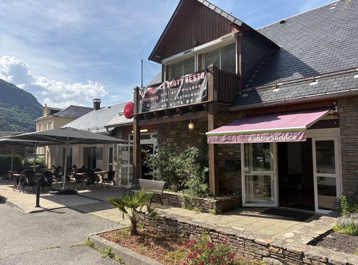 Situé à Saint-Mamet, à l'entrée de Bagnères-de-Luchon et au pied de la station de ski de Superbagnères, cet établissement familial bénéficie d'un emplacement privilégié au cœur des Pyrénées, dans une région dynamique et touristique été comme hiver.

D'une superficie commerciale d'environ 260 m², ce commerce séduit immédiatement par sa belle exposition plein sud et sa grande terrasse ensoleillée tout au long de la journée durant la saison estivale. Un véritable atout pour développer l'activité restauration et profiter pleinement du cadre montagnard exceptionnel offert par la vallée du Luchonnais.

L'établissement dispose actuellement d'une salle de restauration pouvant accueillir 40 couverts dans un espace confortable et lumineux. Grâce à sa configuration spacieuse, il est possible d'augmenter facilement la capacité d'accueil intérieure selon les besoins du futur exploitant.

À seulement 10 minutes des thermes de Bagnères-de-Luchon, le commerce bénéficie d'une clientèle locale fidèle ainsi que du passage régulier des touristes, curistes, randonneurs, cyclistes et amateurs de sports d'hiver.

Caractéristiques principales

Salle de restaurant de 40 couverts avec possibilité d'extension de la capacité d'accueil

Terrasse plein sud de 40 couverts, ensoleillée toute la journée en été

Cuisine professionnelle entièrement équipée

Bar

Espace supérette à fort potentiel de développement

Licence Proxi valable jusqu'en 2031

Aucun salarié à reprendre

Bail commercial 3/6/9 renouvelé en juin 2024

Loyer 1100 €

Parking communal attenant  d'une vingtaine de places

Espaces complémentaires

Appartement T4 de 120 m² situé au-dessus de la partie commerciale

Sous-sol de stockage de 120 m²

Trois chambres froides professionnelles :

2 chambres froides positives

1 chambre froide négative

Une affaire aux multiples possibilités

Restaurant, bar, commerce de proximité, accueil des touristes, développement de l'activité supérette ou événementielle : cet établissement offre de nombreuses perspectives d'évolution pour un couple, une famille ou un professionnel souhaitant s'installer dans un environnement privilégié au cœur des montagnes pyrénéennes.

Une opportunité rare alliant cadre de vie exceptionnel, outil de travail complet et fort potentiel de développement.

Établissement prêt à être exploité immédiatement.

Prix de vente : 100 000 €