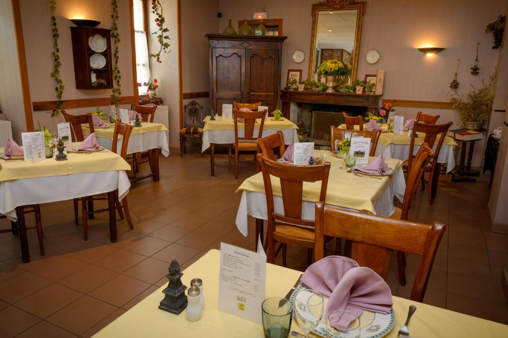 À vendre – Fonds de commerce Hôtel-Restaurant-Bar. Dernier commerce de la commune. Situé au cœur de Villeneuve-sur-Tarn, cet établissement de charme bénéficie d’un emplacement stratégique et d’une clientèle fidèle, à la fois locale et touristique.
L’ensemble comprend :
Un hôtel de 12 chambres confortables, bien entretenues et prêtes à l’exploitation, une piscine couverte.
Un restaurant avec salle accueillante et cuisine fonctionnelle
Une agréable terrasse ombragée, idéale pour la belle saison
Un bar avec licence IV, offrant de belles perspectives de développement
L’affaire est exploitée depuis 35 ans sous forme de SNC (Sudre et Reignier) et présente un fort potentiel de croissance, notamment en développant l’activité restauration ou événementielle.
Établissement clé en main, parfait pour un couple de professionnels souhaitant reprendre une activité dynamique dans un cadre agréable au cœur d’un petit village.
Dossier complet et informations financières sur demande.
Prix : à discuter
Contact : Pascal Sudre 0648589726