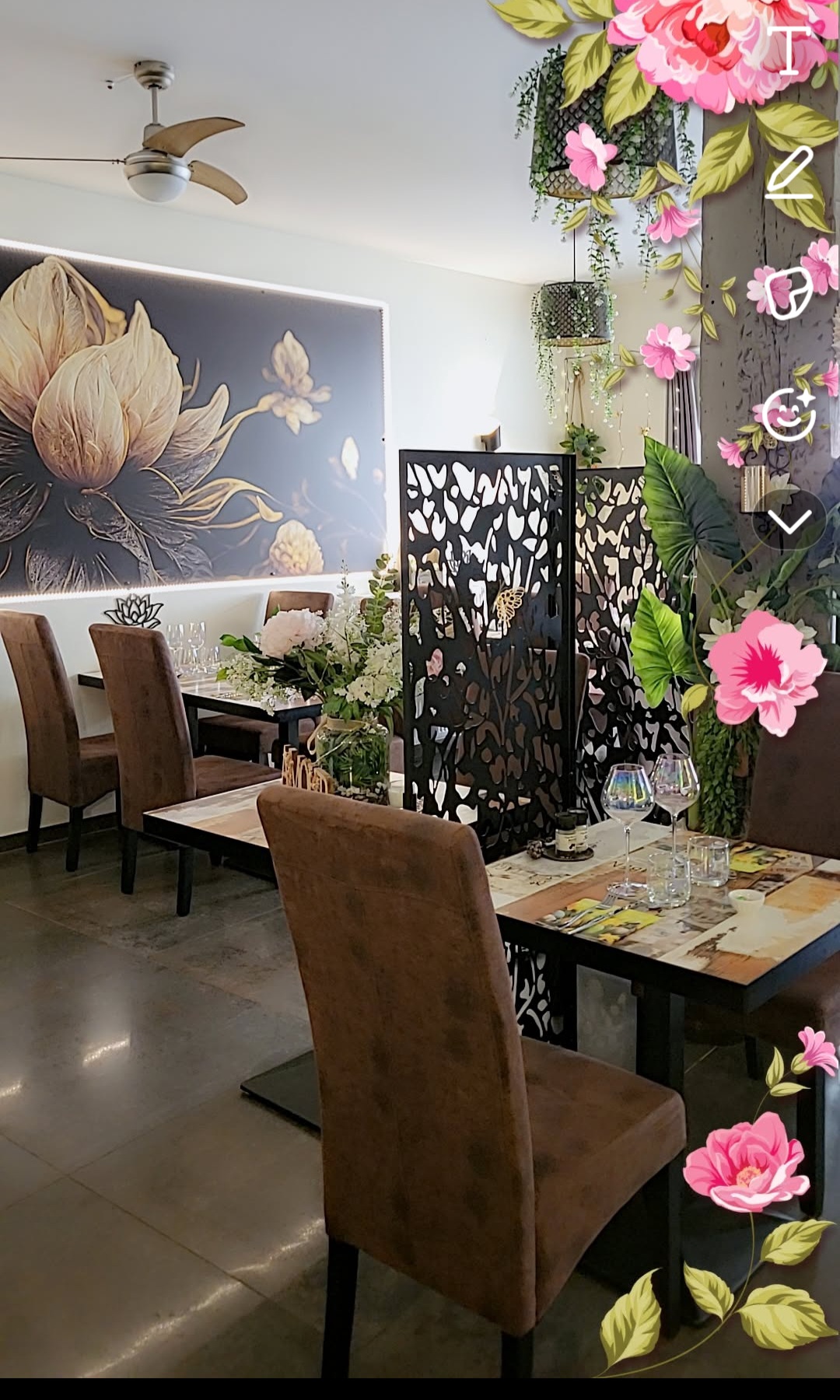 Vend fond de commerce restaurant situé dans un jolie village de 2200 habitants 
Logement inclus
Bail 3/6/9 avec la mairie 
Capacité du restaurant 30 couverts grange ,réserve .
Possibilité de terrasse à l'arrière 
Du restaurant en accord avec la mairie 
Une partie du matériel est compris dans le bail car elle appartient à la mairie
Le reste du matériel indispensable au démarrage de l activité peut ajouté en partie ou en totalité au fond de commerce à définir ensemble