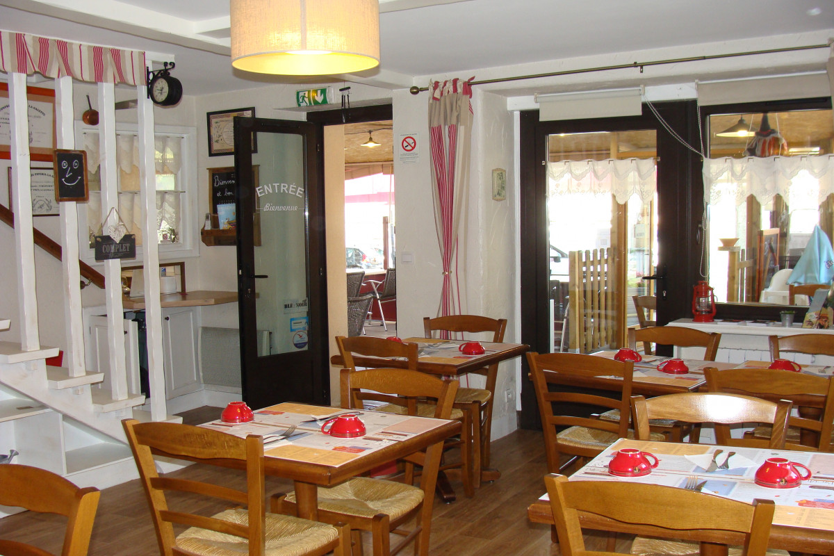 Fonds de commerce, Crêperie, très bon emplacement, sur la place principale (stationnement facile) du centre-ville de Guémené Penfao. Axe Redon châteaubriant. 
Cette jolie Crêperie vous offre 52 couverts en salle, plus  10 en terrasse pendant la saison. Clientèle familiale, de bureau et de passage. Equipement salle et cuisine très bien entretenu, aucun travaux à prévoir. Pas de contrat brasseur, caisse, etc.
Affaire idéale pour un couple, faible loyer (450? par mois), pas de reprise de personnel.
Ouverte 5 jours par semaine midi et soir, 2 jours de repos consécutifs, 8 semaines de congés, CA  régulièrement en évolution.
Souhaite passer le relais pour un départ en retraite bien mérité. Possibilité d?accompagnement pour la reprise.
Plus de renseignements par téléphone.