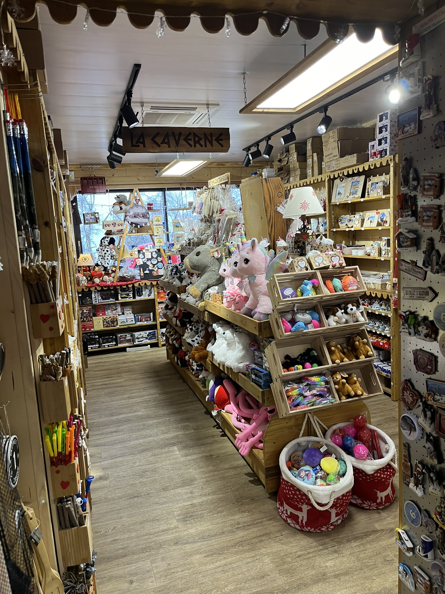 Vends magasin de location de Skis/Snow
accessoires, textiles et souvenirs.

Sur le coté du magasin vous disposez d'une partie
snack/bar avec Licence IV (fort apport de clientèle)

Magasin situé en centre station sur la place
à 10 mètres du télésiège principal dans une petite station familiale

Parking gratuit aux abords 

Magasin créé il y a 5 ans, tout le matériel 
est donc très récent ainsi que les racks, les chauffants et les machines.
Le park comprend :
Skis/Snow : 400
Boots/Chaussures : 400

Très bon CA en évolution, très bon rendement, très bonne clientèle fidèle.

Possibilité de location appartement juste au dessus du magasin
à l'année ou option d'achat.

Pour toutes informations complémentaires n'hésitez pas à m'envoyer un 
message avec vos coordonnées ainsi que téléphone fixe ou portable.

Je ne réponds pas aux messages sans coordonnées, 
ni au démarcheurs professionnels.