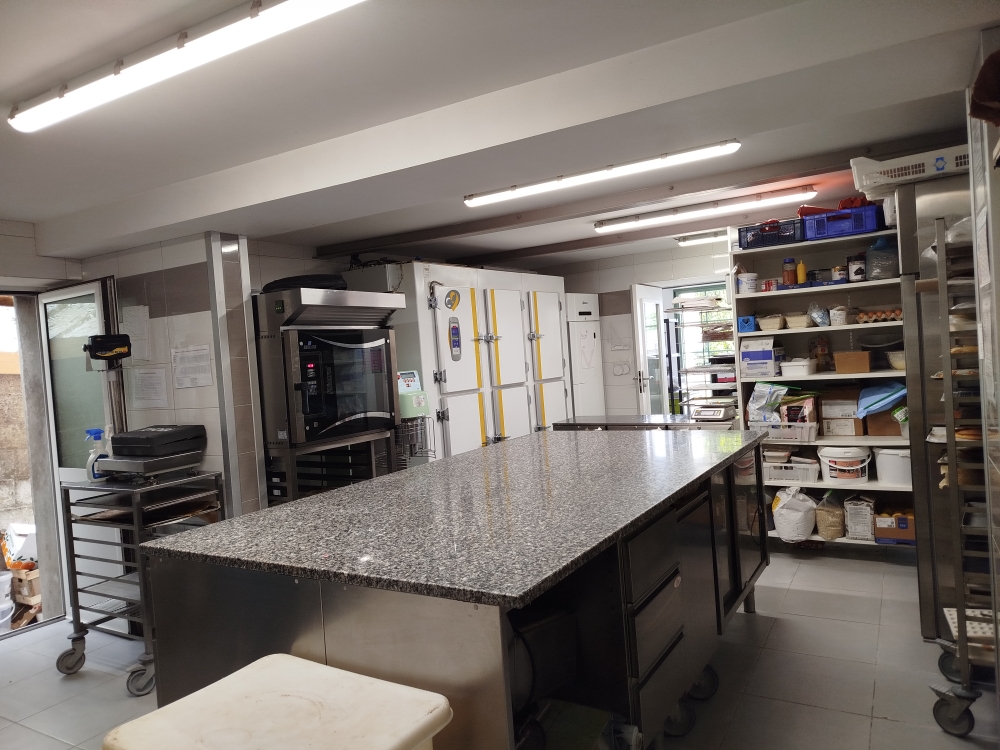 Suite à un départ en retraite, une belle entreprise familiale créée en 1963, recherche acquéreur. 
Situé à Sainte Gemmes d'Andigné (1500 habitants), sur l'axe Angers - Rennes (30 mn d'Angers, 1h00 de Nantes, 1h00 de Rennes)
Activité:
CA de 620K(dont 500K en magasin)
Production: 50% boulangerie, 40% pâtisserie, 10% chocolaterie.
Galette briochée unique dans la région et créateur du gâteau de la région" l'Anjou Bleu".(tradition et innovation)
Magasin d'angle + laboratoire neuf(2016)
Four Fringand (12 ans) + véhicule de livraison électrique.
Equipe autonome: 8 salariés + 2 apprentis
Fermeture le dimanche
Fresque et peintures, intérieur et extérieur, de Florent Maussion!