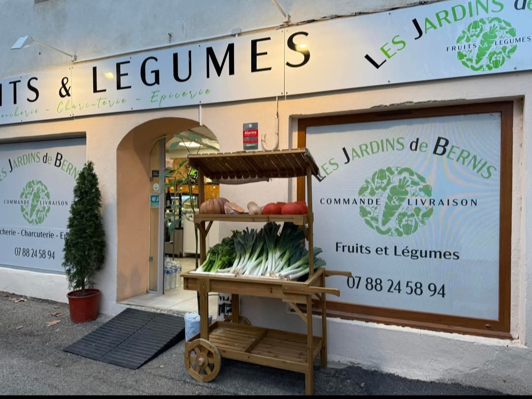 Fonds de commerce dans un jolie village proche de nimes.
Idéale personne aimant participer à la vie d un village 
Services proposés du commerce :
Vente fruits légumes, epicerie fine, epicerie quotidienne, charcuterie, fromage, vins, point relais( relais colis, ups, vinted go, DHL, Gls, colis privé).
Surface 40m2
C,A 160000 euros.