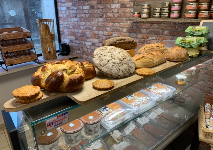 Épicerie de village implantée au cœur de Noizay, commune viticole d’Indre-et-Loire, proposant une offre de produits locaux, artisanaux et de dépannage ; complété par plusieurs services de proximité.

Commerce bénéficiant d’un rôle central dans la vie locale, avec clientèle fidèle et environnement touristique porteur à proximité d’Amboise, des vignobles de Vouvray et des châteaux de la Loire.

Matériel récent en excellent état, renouvelé lors de la reprise récente de l’établissement. Local commercial d’environ 140 m² situé en centre-bourg avec parking à proximité.

Atout majeur : importante réhabilitation du bâtiment programmée par la commune conditions locatives particulièrement intéressantes (gratuité le temps des travaux puis loyer attractif).

CA 2023 : 197 k€ / CA 2022 : 214 k€

Cession du fonds de commerce. Prix de vente : 55 k€ négociable.

Opportunité idéale pour un couple, des associés ou toute personne souhaitant développer un commerce de proximité dans un cadre de vie rural dynamique, avec un fort potentiel de développement lié aux horaires d’ouverture, à l’activité touristique et aux services complémentaires.