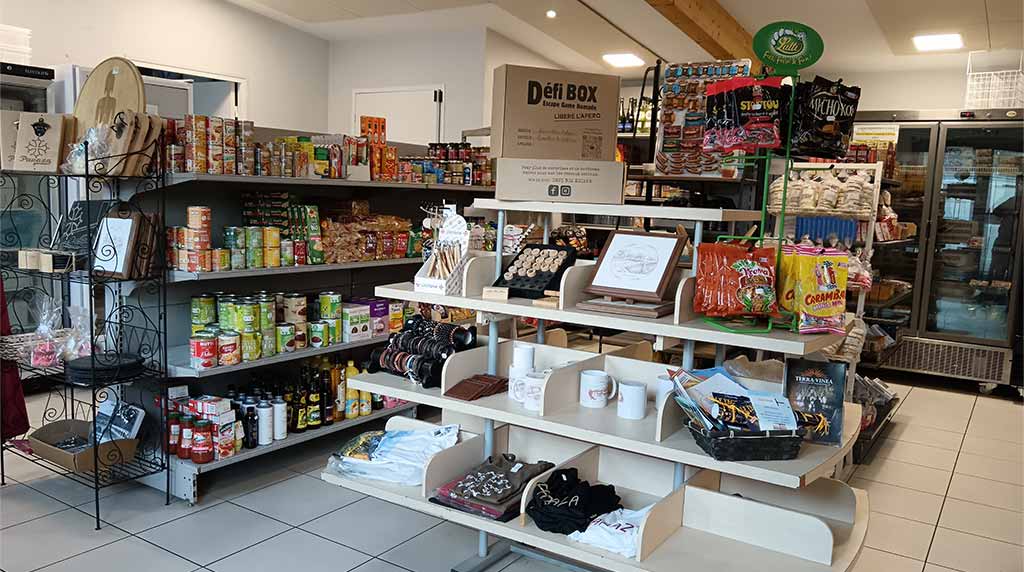 Commerce multiservices à vendre dans un village de l’Aude d’environ 700 habitants, à proximité immédiate du Canal du Midi. L’établissement propose une offre complète : épicerie de première nécessité, pain et viennoiseries, café et petits déjeuners, bar licence III, petite restauration le midi sur place et à emporter, FDJ, revente de tabac, presse, souvenirs, dépôt de gaz, ainsi que des animations l’été. Créé en 2016, le commerce bénéficie d’une clientèle locale fidèle et d’un important passage touristique, notamment en saison estivale (cyclotouristes, plaisanciers). 
Le local communal, d’une surface de 100 m² incluant surface de vente, réserve, véranda fermée de 30 places, est entièrement équipé et conforme aux normes. Le bail commercial a été renouvelé en juin 2025 et le loyer est très attractif (368 € par mois). 
L’équipement du commerce est complet, incluant notamment une cuisine équipée, avec du matériel récent et opérationnel.

Chiffre d’affaires 2025 : 219k€
Prix de vente des parts sociales : 120k€

Opportunité idéale pour un couple souhaitant s’investir dans un commerce de proximité vivant et varié.

Annonce gérée par la CCI Aude