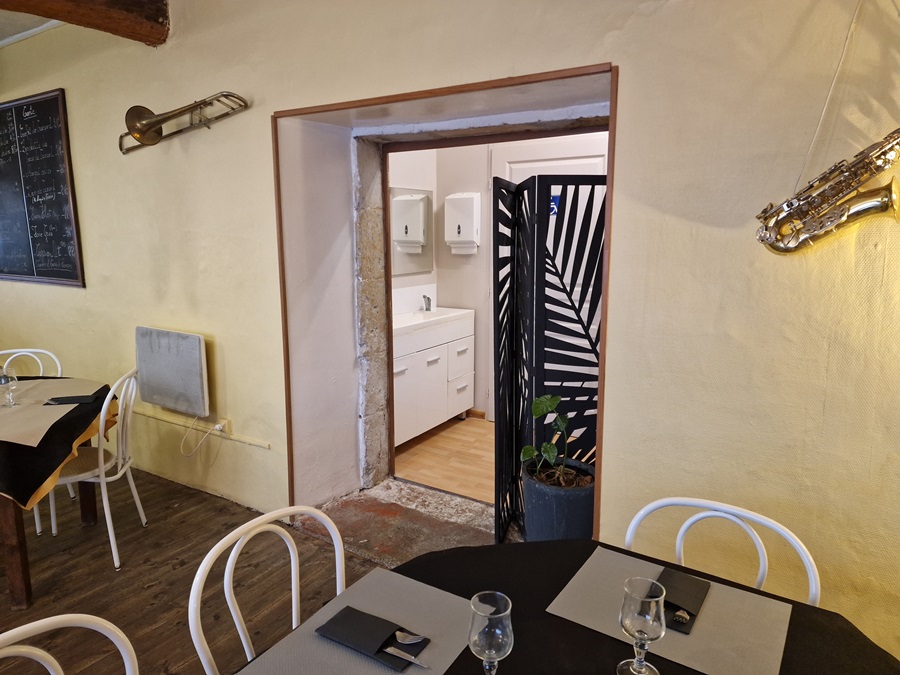 Pour profiter d’une retraite bien méritée, et après vingt ans de bons et loyaux services, nous mettons en vente notre restaurant situé dans une ville de six mille habitants au cœur de la Lomagne gersoise. Il comprend une terrasse, deux salles climatisées, deux toilettes dont une adaptée aux personnes à mobilité réduite, ainsi qu’une cuisine équipée avec du matériel récent. Pour plus d’informations, vous pouvez nous appeler.Merci