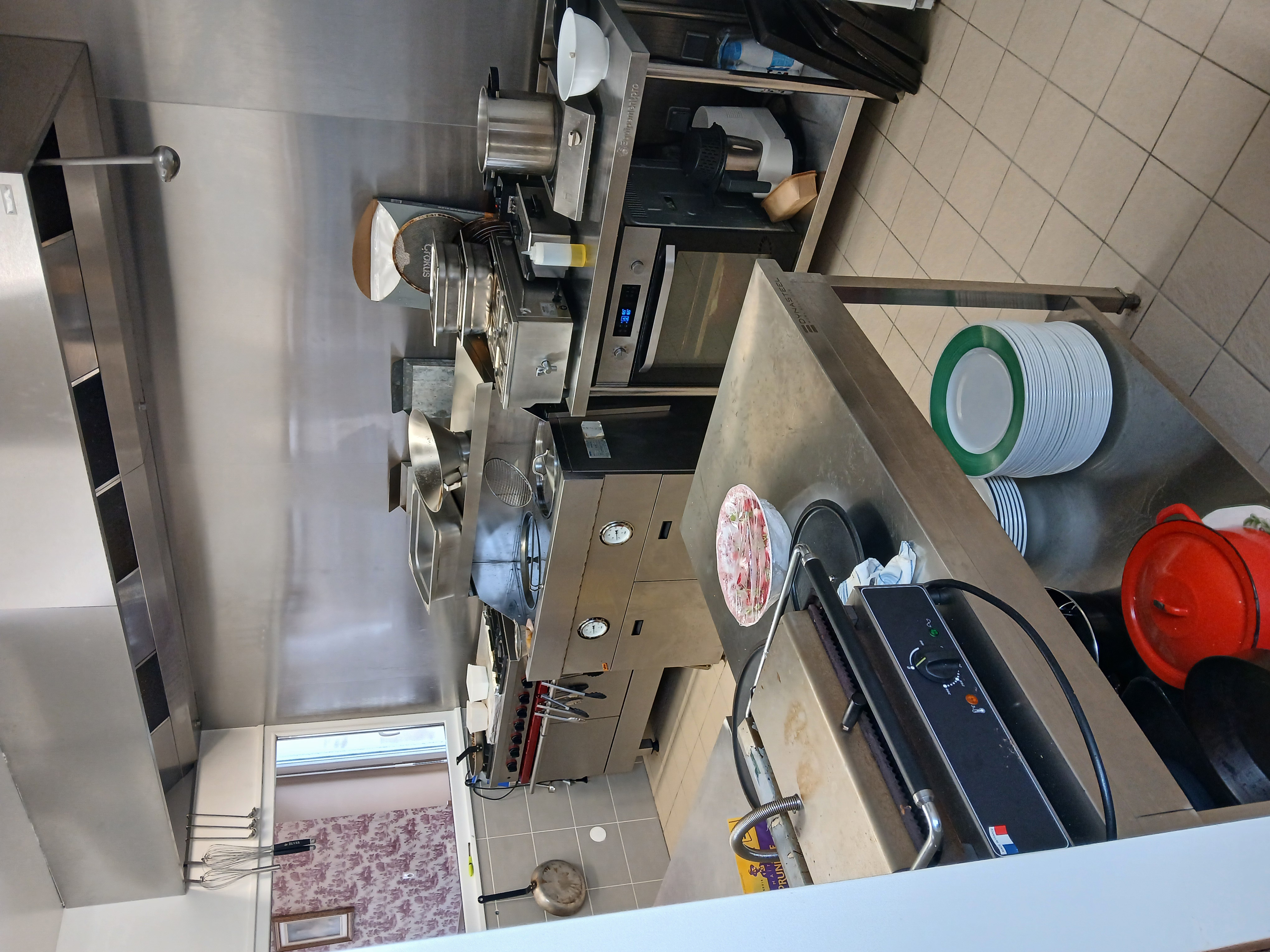 Droit au bail d'un restaurant tout équipé, prêt à ouvrir, suite problème de santé. Restaurant ouvert en Octobre 2024.
Axe Bordeaux / Royan. 
30 places à l'intérieur, 20 places en extérieur + possibilité de faire une autre terrasse de l'autre côté de la route ( la mairie est d'accord).
Décor et vaisselle vintage. TOUT RESTE SUR PLACE.
Loyer mensuel 800€ / mois.
A reprendre par 2 personnes ( couple, associés