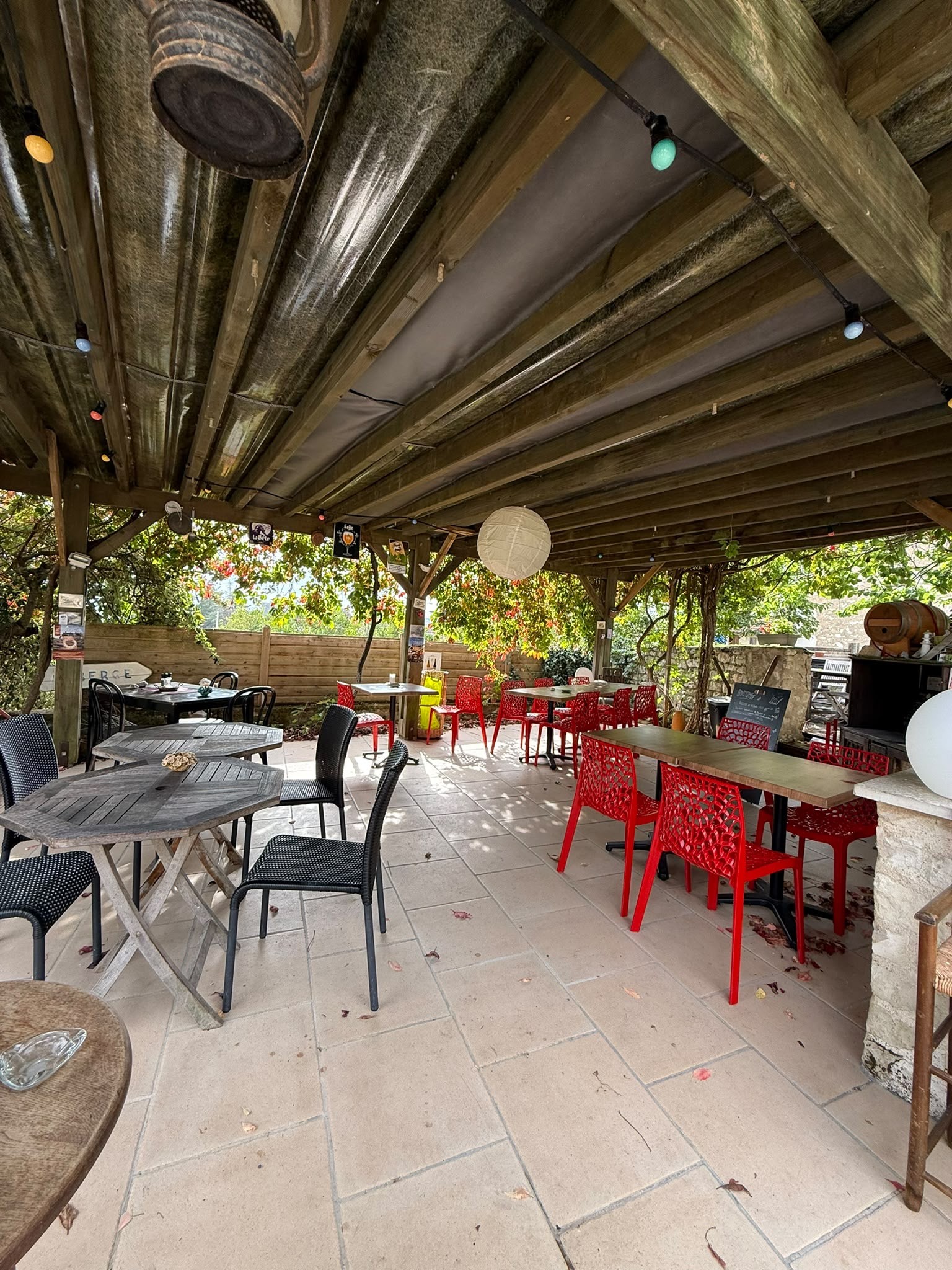 Entre Chinon et Azay-le-Rideau, sur la route des Châteaux de la Loire au cœur du vignoble appellation Chinon, cet établissement historique de village est reconnu pour sa cuisine traditionnelle, très bien notée par ses clients.

Un outil complet, prêt à exploiter :
-Salle de 80 m² (groupes jusqu’à 60-70 personnes) et terrasse ombragée sous vigne (25 couverts)
-Grande cuisine aux normes, avec accès livraisons
-4 chambres d’hôtel et logement de fonction de 40 m² sur place
-Granges de stockage et parking
-Matériel professionnel inclus, aucun salarié à reprendre

De belles perspectives : chambres d’hôtes, traiteur et événementiel, séminaires, ou pôle multiservice (tabac, épicerie, relais poste). Un second bâtiment de 5 chambres peut compléter le projet. La communauté de communes soutient activement la reprise.

CA HT 2025 : 220,5 k€. Prix de vente du fonds de commerce : 27k€. Murs à louer ou à vendre.

Idéal pour un restaurateur ou un couple qui veut s’installer au vert avec logement sur place, ou pour un projet tourné vers l’événementiel.