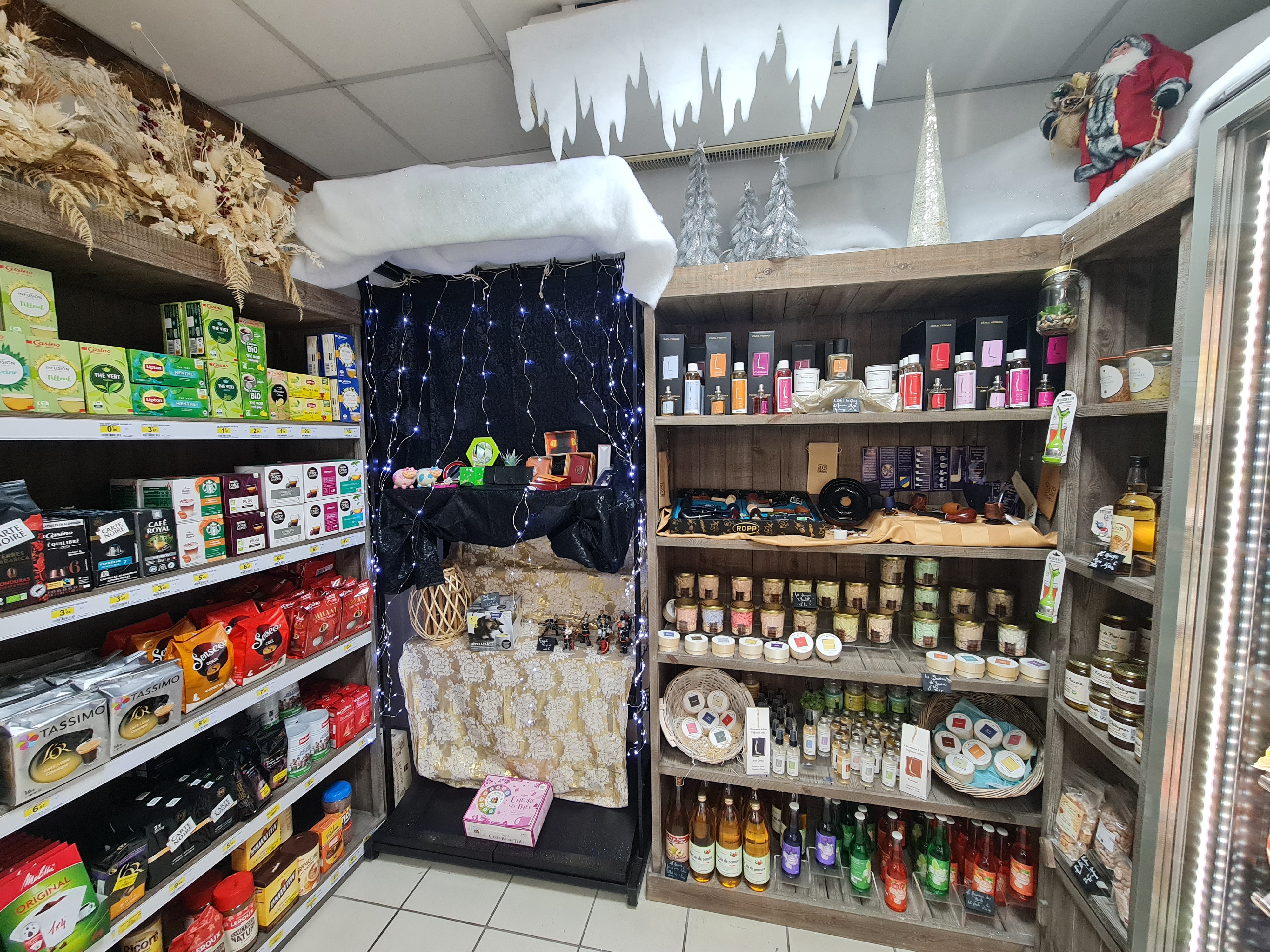 Possibilité de reprendre un commerce alimentaire de 67m² de surface de vente, situé idéalement sur un axe très passant et commerçant d’un village localisé entre Moulins (03) et Bourbon-Lancy (71). 
Situé dans commune dynamique et paisible ; avec de nombreux commerces complémentaires, une Poste, une maison médicale, une école, une crèche, une maison de retraite, une Mairie et des associations qui participent grandement à l’activité du magasin.

En bordure d’une route nationale, avec beaucoup de passage, des résidences secondaires et à proximité du grand parc animalier du PAL, vous n'aurez qu'à exercer votre métier de commerçant alimentaire dans un magasin propre, clé en main pour développer le CA et proposer à votre clientèle de nombreux services (livraisons à domicile, dépôt de pain le lundi et pendant les congés du boulanger, rôtissoire, pressing, rayon coupe avec fromage, charcuterie, traiteur, viande sous vide ; épicerie fine et produits locaux).

Dernier CA : 299 000 € TTC 
Loyer mensuel : 1020 € / mois avec logement inclus sur place.
Vente du fonds de commerce : 85 000 €.
Apport requis : 30K€ minimum (dans les 110K€ de financement total).

Magasin propre, pas de gros travaux à prévoir, clientèle très fidèle, logement spacieux et agréable sur place (160m²) inclus dans le petit loyer de 1020€ /mois et un grand parking à disposition.

Prenez contact avec nous dès aujourd’hui afin d’avoir plus de détails concernant ce point de vente coup de cœur du Nord du département de l’Allier.